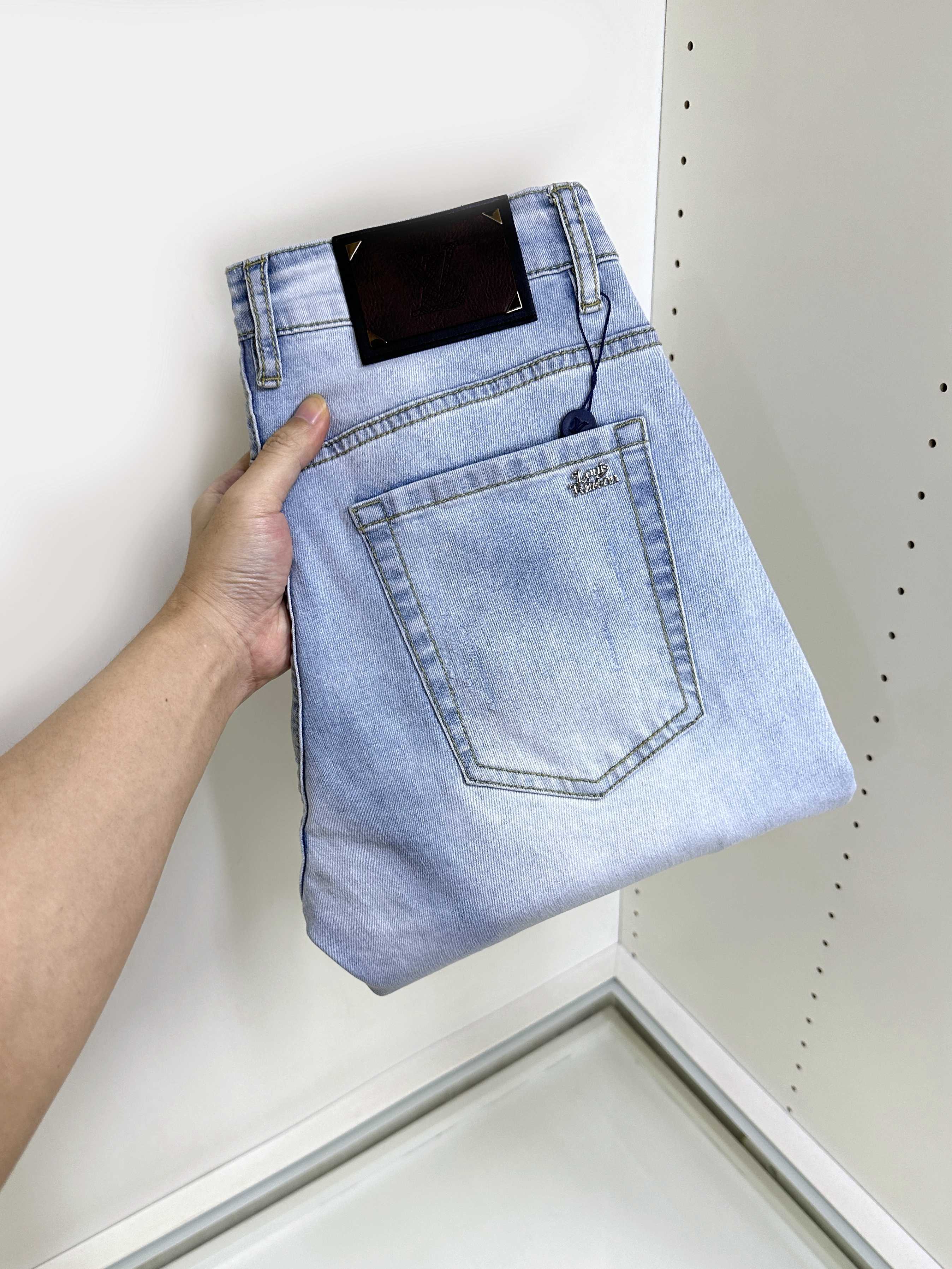 NO:518803,LV Louis Vuitton is coming, new products are available for sale in counters. The original jeans in physical stores are already 1:1 good products for the original products of all ages. The highest version of the imported European fabric in the market is comfortable, soft and skin-friendly, with super cool and fashionable and versatile upper body effect, straight and stylish, a must-have for the wardrobe!  Suitable for any occasion Size 29-38, louis vuitton,louis vuitton,jeans,alexander wang19860909LV 路易威登 爆款来袭 新款新品 专柜有售 实体店已极品牛仔裤专柜原版1:1好货,适合各个年龄段.市场最高版本的欧洲进口面料.舒适柔软亲肤,上身效果超级棒时尚百搭,笔挺有型,衣橱必备！适合任何场合穿着 尺码29-38,,louis vuitton,louis vuitton,jeans,alexander wang,Men's clothing