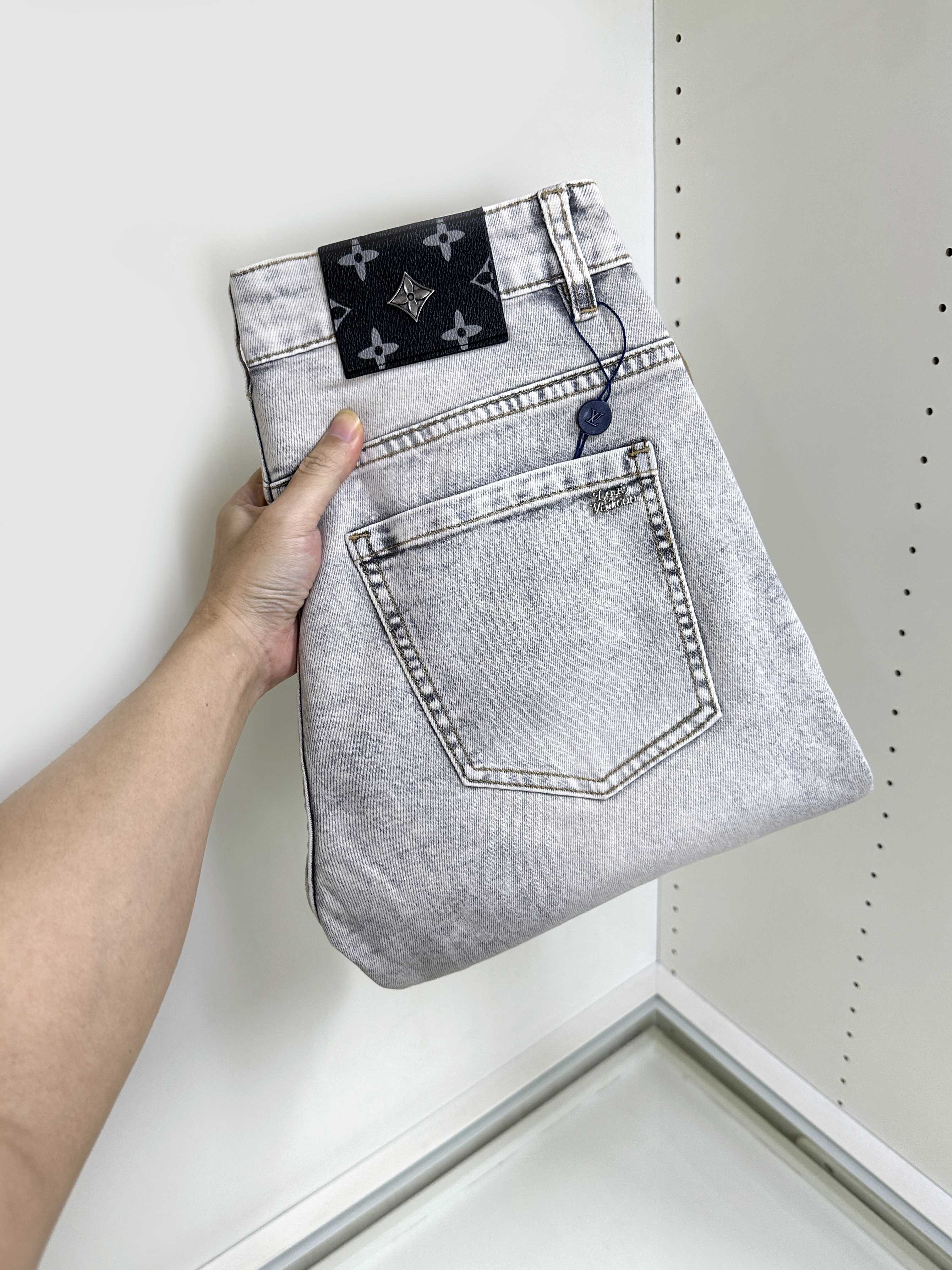 NO:430268,LV Louis Vuitton is coming, new products are available for sale in counters. The original jeans in physical stores are already 1:1 good products for the original products of all ages. The highest version of the imported European fabric in the market is comfortable, soft and skin-friendly, with super cool and fashionable and versatile upper body effect, straight and stylish, a must-have for the wardrobe!  Suitable for any occasion Size 29-38, louis vuitton,louis vuitton,jeans,alexander wang19860909LV 路易威登 爆款来袭 新款新品 专柜有售 实体店已极品牛仔裤专柜原版1:1好货,适合各个年龄段.市场最高版本的欧洲进口面料.舒适柔软亲肤,上身效果超级棒时尚百搭,笔挺有型,衣橱必备！适合任何场合穿着 尺码29-38,,louis vuitton,louis vuitton,jeans,alexander wang,Men's clothing