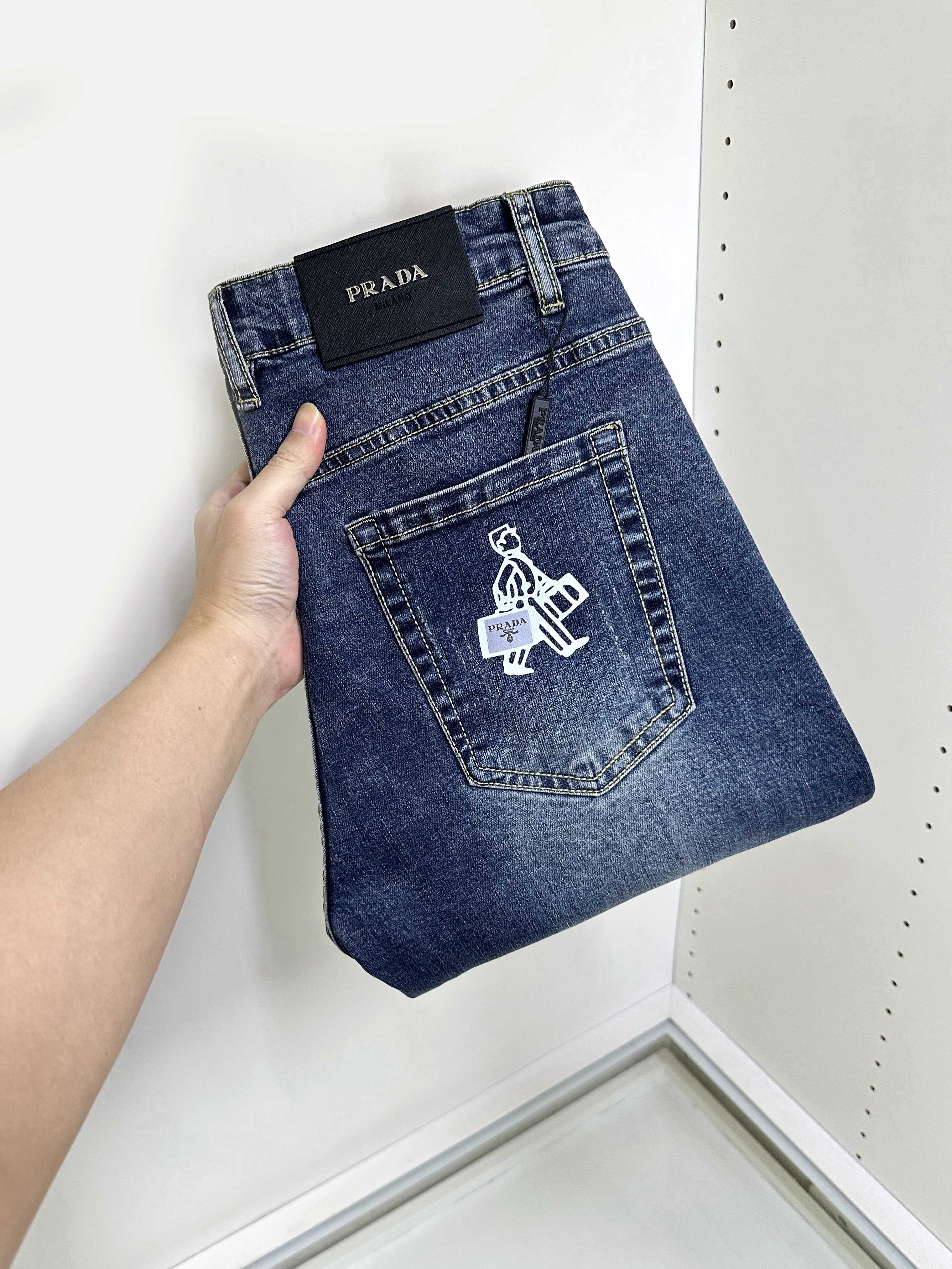 NO:518792,Prada is coming, new styles and new products are available for sale in the counter. The original jeans in physical stores are already 1:1 good products for the original 1:1 of the counter, suitable for all ages. The highest version of the imported European fabric in the market is comfortable, soft and skin-friendly, with super cool and fashionable and versatile effect, straight and stylish, a must-have for the wardrobe!  Suitable for any occasion Size 29-38, prada, jeans, alexander wang19860909普拉达 爆款来袭 新款新品 专柜有售 实体店已极品牛仔裤专柜原版1:1好货,适合各个年龄段.市场最高版本的欧洲进口面料.舒适柔软亲肤,上身效果超级棒时尚百搭,笔挺有型,衣橱必备！适合任何场合穿着 尺码29-38,,prada,jeans,alexander wang,Men's clothing