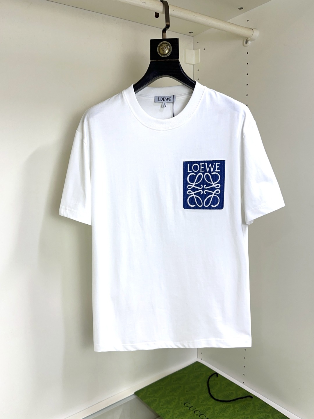 NO:430285,Loewe Loewe Fat Brother Gospel XL wears 200 pounds, top-quality round neck, casual short-sleeved high-end custom versatile style, anyone can easily control it, full-customized fabric craftsmanship, the latest logo design of the luxurious classic brand on the chest, very high-end, those who understand goods must enter!  The style and tailoring are slim styles, which are very exquisite, showing aura and highlighting the exquisiteness of business men. This is the unique feature, the right slim fit, and the upper body effect is very good!  Size XS-XL (counter code is equivalent to M-3XL), loewe,loewe,T-shirt,alexander wang19860909Loewe 罗意威 胖哥福音XL穿200斤 顶级圆领休闲短袖高级定制百搭款式 任何人都可以轻松驾驭 面料全订制工艺 胸前奢华经典品牌最新logo设计,非常显档次懂货的必须入！版型剪裁属于修身款 非常精致,显气场,又会凸显商务男士的精致,这就是独到之处,恰到好处的修身,上身效果非常赞！尺码XS-XL（专柜码等同M-3XL）,,loewe,loewe,T-shirt,alexander wang,Men's clothing