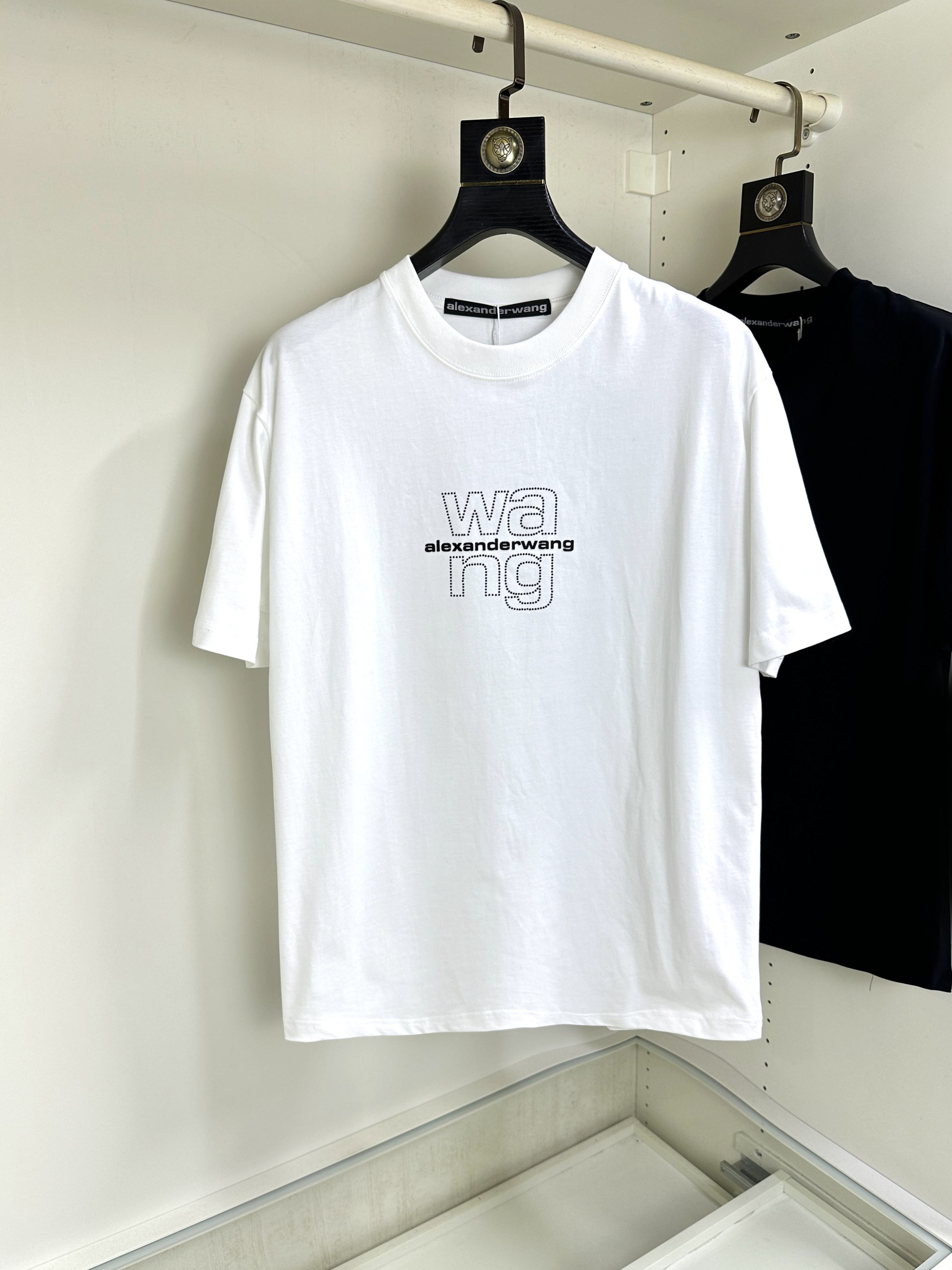 NO:430303,Alexanderwang King Pang Ge’s Gospel is the largest XL that can wear 200 pounds, top-level round neck casual short sleeves, top-level version, high-end custom versatile styles, anyone can easily control the fabric, full customization and craftsmanship, the latest logo design of the luxurious classic brand on the chest, very high-end and those who understand goods must enter!  The style and tailoring are slim styles, which are very exquisite, showing aura and highlighting the exquisiteness of business men. This is the unique feature, the right slim fit, and the upper body effect is very good!  Size XS-XL, alexander wang, T-shirt, alexander wang19860909alexanderwang大王胖哥福音最大XL可穿200斤 顶级圆领休闲短袖 顶级版本 高级定制百搭款式 任何人都可以轻松驾驭 面料全订制工艺 胸前奢华经典品牌最新logo设计,非常显档次懂货的必须入！版型剪裁属于修身款 非常精致,显气场,又会凸显商务男士的精致,这就是独到之处,恰到好处的修身,上身效果非常赞！尺码XS-XL,,alexander wang,T-shirt,alexander wang,Men's clothing