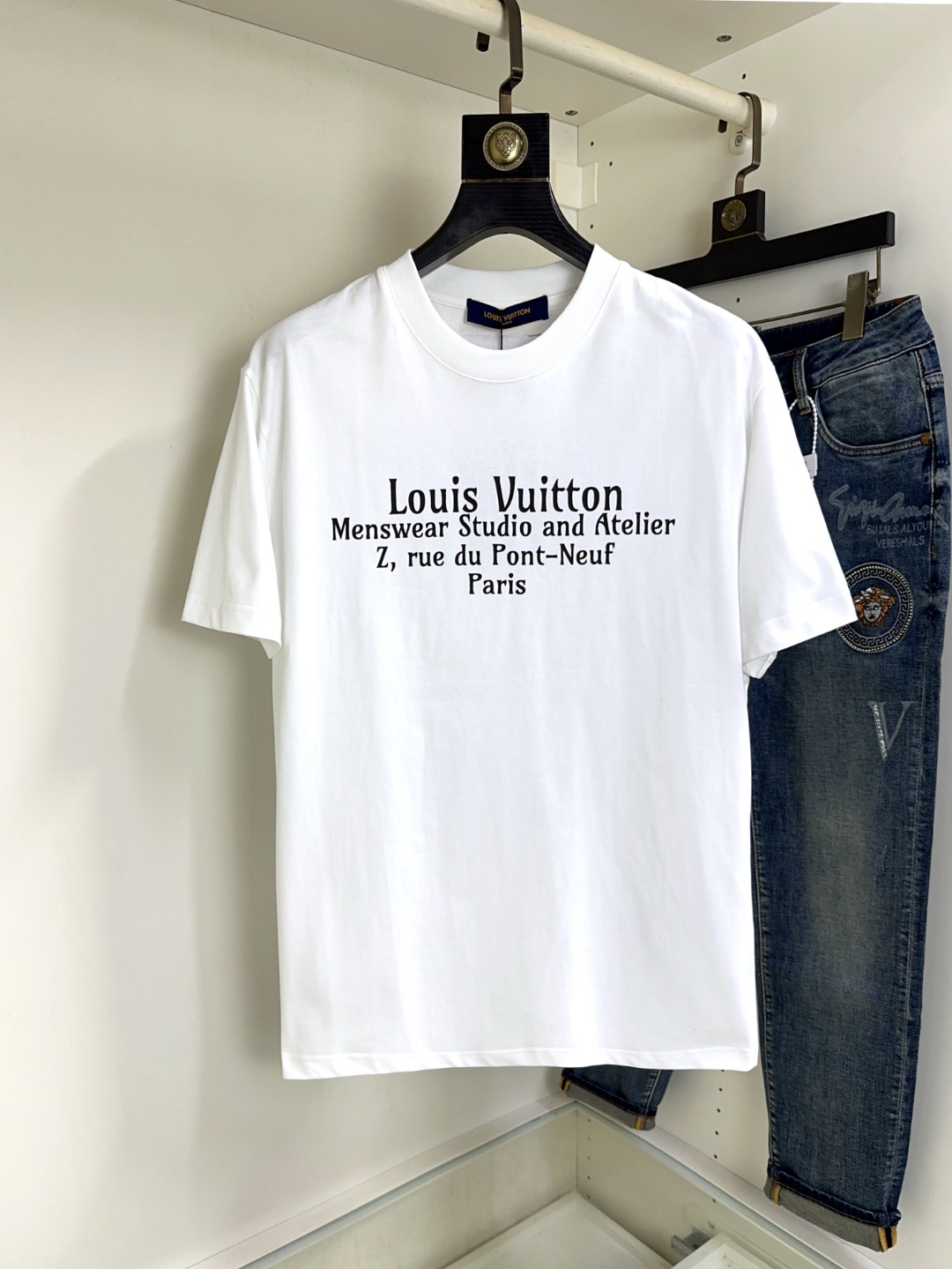 NO:430310,LV Louis Vuitton Fat Brother Gospel Max XL can wear 200 kilograms high-end version, top round neck casual short sleeve high-end custom versatile style, anyone can easily control it, full custom fabric craftsmanship, the latest logo design of the luxurious classic brand on the chest, very high-end, those who understand goods must enter!  The style and tailoring are slim styles, which are very exquisite, showing aura and highlighting the exquisiteness of business men. This is the unique feature, the right slim fit, and the upper body effect is very good!  Size XS-XL (counter code is equivalent to M-3XL), louis vuitton,louis vuitton,t-shirt,alexander wang19860909LV 路易威登 胖哥福音最大XL可穿200斤高版本 顶级圆领休闲短袖高级定制百搭款式 任何人都可以轻松驾驭 面料全订制工艺 胸前奢华经典品牌最新logo设计,非常显档次懂货的必须入！版型剪裁属于修身款 非常精致,显气场,又会凸显商务男士的精致,这就是独到之处,恰到好处的修身,上身效果非常赞！尺码XS-XL（专柜码等同M-3XL）,,louis vuitton,louis vuitton,T-shirt,alexander wang,Men's clothing