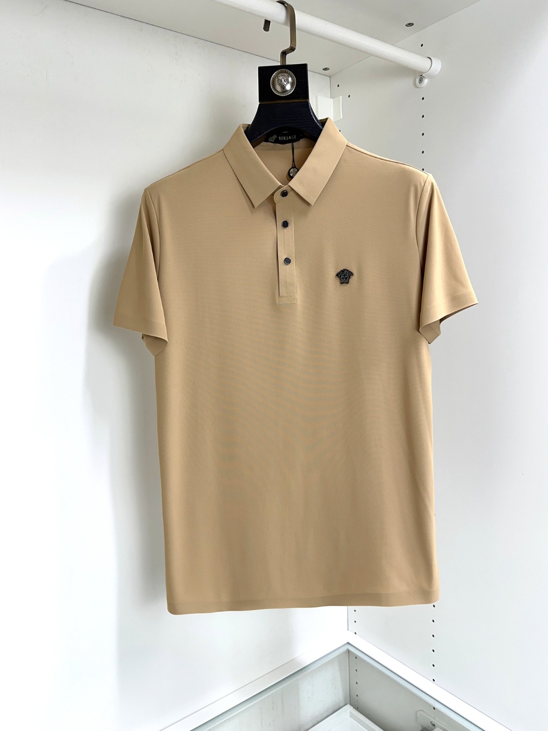 NO:430290,Versace High-end goods business White-collar workers are a must-have item for individuals in the unit!  Casual business lapel short sleeves, technological fabric, great body feel, smooth texture and great texture!  Good elasticity, no sense of restraint, the fabric has its own breathable mesh, moisture absorption and sweating, quick drying and keeping it dry, small lapel placket-breasted design, showing a straight posture, not soft pedal, simple style, can be used for business and leisure, highly recommended!  The touch is as smooth as jade silk, clean and neat, and elegant and gentlemanly. The high-end materials are the key to the fabric and quality control. The feel is extremely delicate and smooth, the fabric has a good gloss and upper body skeleton feel, so you can greet mature and quality men's clothing!  Sweat in summer and dry in seconds, a brand new experience Business commuting and leisure Code number M-4XL, versace, versace, T-shirt, alexander wang19860909Versace 范思哲 高端货商务 白领 单位人士必入单品！ 休闲商务翻领短袖,科技面料,体感非常棒,手感顺滑质感很棒！弹性好,无任何束缚感,面料自带透气网孔,吸湿排汗,速干保持干爽,小翻领门襟排扣设计,展露挺拔姿态,不软踏,简约款式,商务休闲都可驾驭,强烈推荐！触感堪比玉蚕丝一样丝滑,干净利落,儒雅绅士风度.高级材质,重点就是面料上,品控的必上,手感极其细腻光滑,面料光泽感和上身骨架感好,打招成熟品质男装！夏天出汗秒干,全新体验 商务通勤休闲 码数M-4XL,,versace,versace,T-shirt,alexander wang,Men's clothing