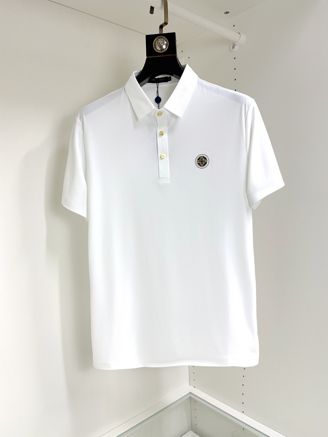 NO:430316,LV Louis Vuitton High-end Merchant Business White-collar workers A must-have item for individuals in the unit!  Casual business lapel short sleeves, technological fabric, great body feel, smooth texture and great texture!  Good elasticity, no sense of restraint, the fabric has its own breathable mesh, moisture absorption and sweating, quick drying and keeping it dry, small lapel placket-breasted design, showing a straight posture, not soft pedal, simple style, can be used for business and leisure, highly recommended!  The touch is as smooth as jade silk, clean and neat, and elegant and gentlemanly. The high-end materials are the key to the fabric and quality control. The feel is extremely delicate and smooth, the fabric has a good gloss and upper body skeleton feel, so you can greet mature and quality men's clothing!  Sweat in summer and dry in seconds, a brand new experience Business commuting and leisure Code number M-4XL, louis vuitton,louis vuitton,T-shirt,alexander wang19860909LV 路易威登 高端货商务 白领 单位人士必入单品！ 休闲商务翻领短袖,科技面料,体感非常棒,手感顺滑质感很棒！弹性好,无任何束缚感,面料自带透气网孔,吸湿排汗,速干保持干爽,小翻领门襟排扣设计,展露挺拔姿态,不软踏,简约款式,商务休闲都可驾驭,强烈推荐！触感堪比玉蚕丝一样丝滑,干净利落,儒雅绅士风度.高级材质,重点就是面料上,品控的必上,手感极其细腻光滑,面料光泽感和上身骨架感好,打招成熟品质男装！夏天出汗秒干,全新体验 商务通勤休闲 码数M-4XL,,louis vuitton,louis vuitton,T-shirt,alexander wang,Men's clothing