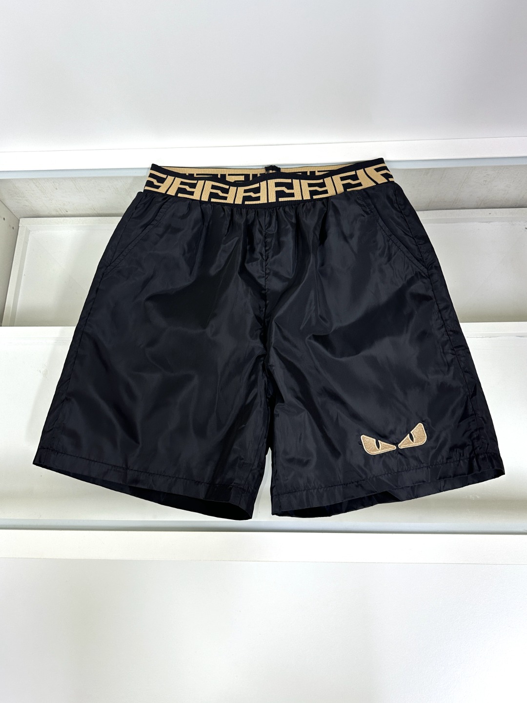 NO:433581,Fendi The latest style of the counter, elastic strap casual sports shorts, made of counter fabric, soft touch, thin and breathable. The counter is now sold solid color, one to one original details, impeccable workmanship, super handsome, perfect details, the upper body effect is so good. Number of codes M-3XL,,fendi,fendi, shorts, alexander wang19860909Fendi 芬迪 专柜最新款 松紧带休闲运动短裤 专柜面料打造 手感柔软 轻薄透气 专柜现在售 纯色 一比一原版细节 做工无可挑剔 上身有型超帅气 细节完美 上身效果就是这么好看哈 码数M-3XL,,fendi,fendi,shorts,alexander wang,Men's clothing