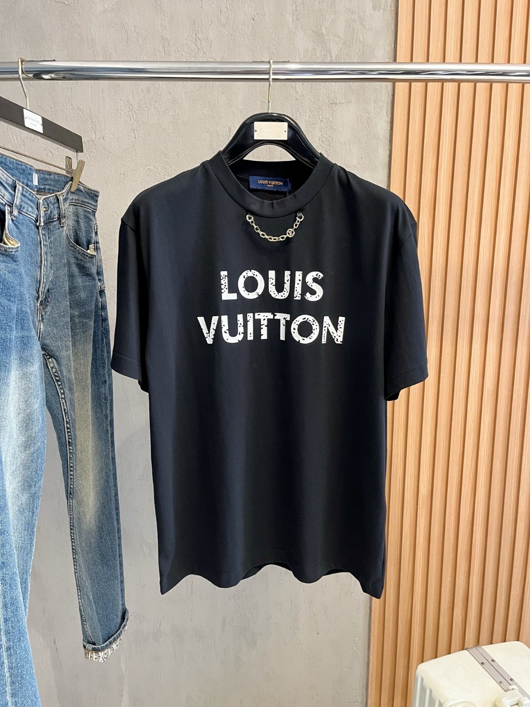 NO:433522,LV Louis Vuitton Fat Brother Gospel Max XL can wear 200 catties Top round neck casual short sleeves Top version High-end custom versatile styles Anyone can easily control the fabric is fully customized craftsmanship The latest logo design of the luxurious classic brand on the chest is very high-end, and those who understand goods must enter!  The style and tailoring are slim styles, which are very exquisite, showing aura and highlighting the exquisiteness of business men. This is the unique feature, the right slim fit, and the upper body effect is very good!  Size XS-XL (counter code is equivalent to M-3XL), louis vuitton,louis vuitton,t-shirt,alexander wang19860909LV 路易威登 胖哥福音最大XL可穿200斤 顶级圆领休闲短袖 顶级版本 高级定制百搭款式 任何人都可以轻松驾驭 面料全订制工艺 胸前奢华经典品牌最新logo设计,非常显档次懂货的必须入！版型剪裁属于修身款 非常精致,显气场,又会凸显商务男士的精致,这就是独到之处,恰到好处的修身,上身效果非常赞！尺码XS-XL（专柜码等同M-3XL）,,louis vuitton,louis vuitton,T-shirt,alexander wang,Men's clothing