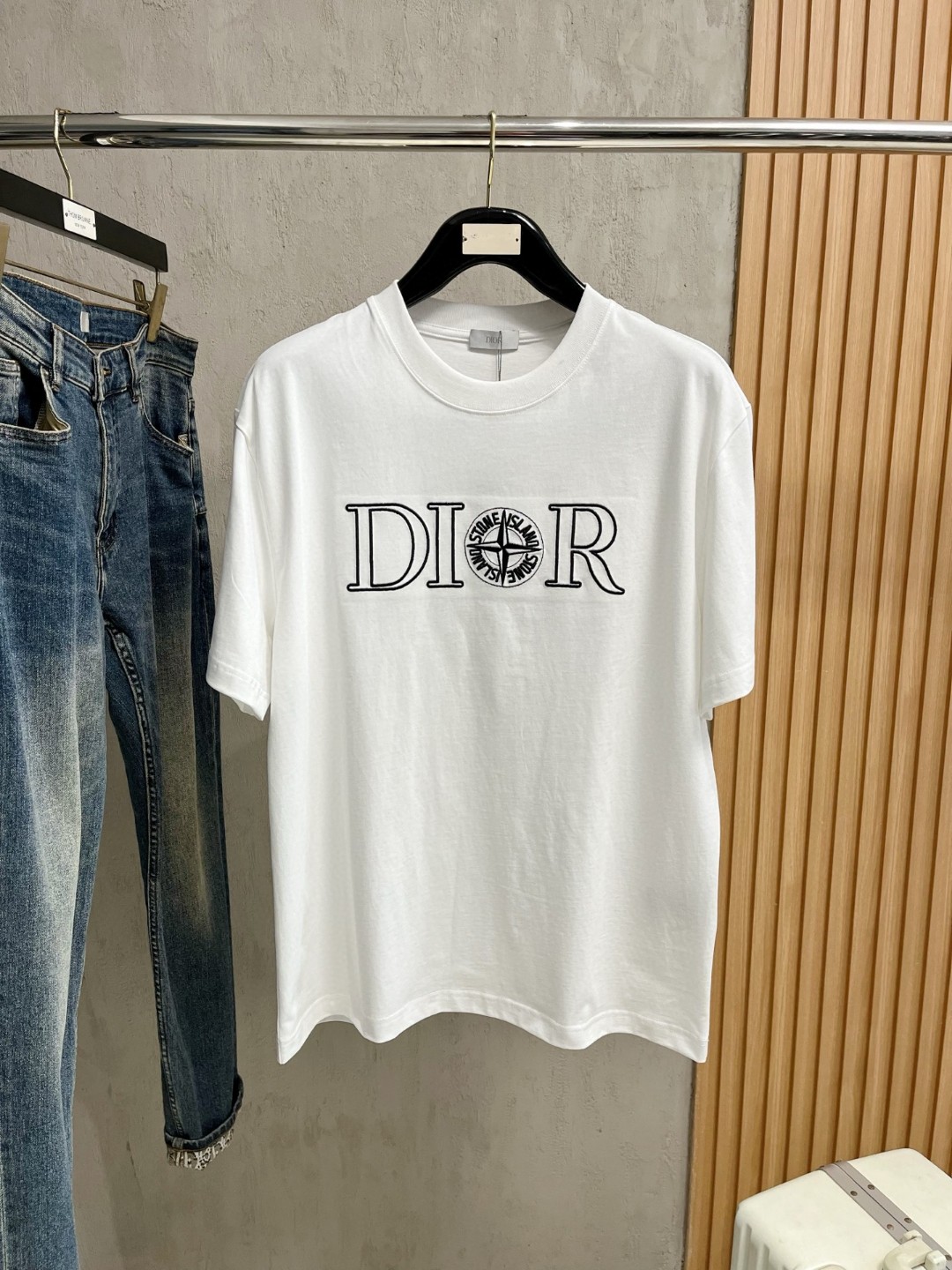 NO:433528,DIOR DIOR Pang Ge's Gospel Maximum XL can wear 200 catties Top round neck casual short sleeves Top version High-end custom versatile styles Anyone can easily control the fabric is fully customized craftsmanship The latest logo design of the luxurious classic brand on the chest is very high-end, and those who understand goods must enter!  The style and tailoring are slim styles, which are very exquisite, showing aura and highlighting the exquisiteness of business men. This is the unique feature, the right slim fit, and the upper body effect is very good!  Size XS-XL (counter code is equivalent to M-3XL), dior, dior, T-shirt, alexander wang19860909DIOR 迪奥 胖哥福音最大XL可穿200斤 顶级圆领休闲短袖 顶级版本 高级定制百搭款式 任何人都可以轻松驾驭 面料全订制工艺 胸前奢华经典品牌最新logo设计,非常显档次懂货的必须入！版型剪裁属于修身款 非常精致,显气场,又会凸显商务男士的精致,这就是独到之处,恰到好处的修身,上身效果非常赞！尺码XS-XL（专柜码等同M-3XL）,,dior,dior,T-shirt,alexander wang,Men's clothing