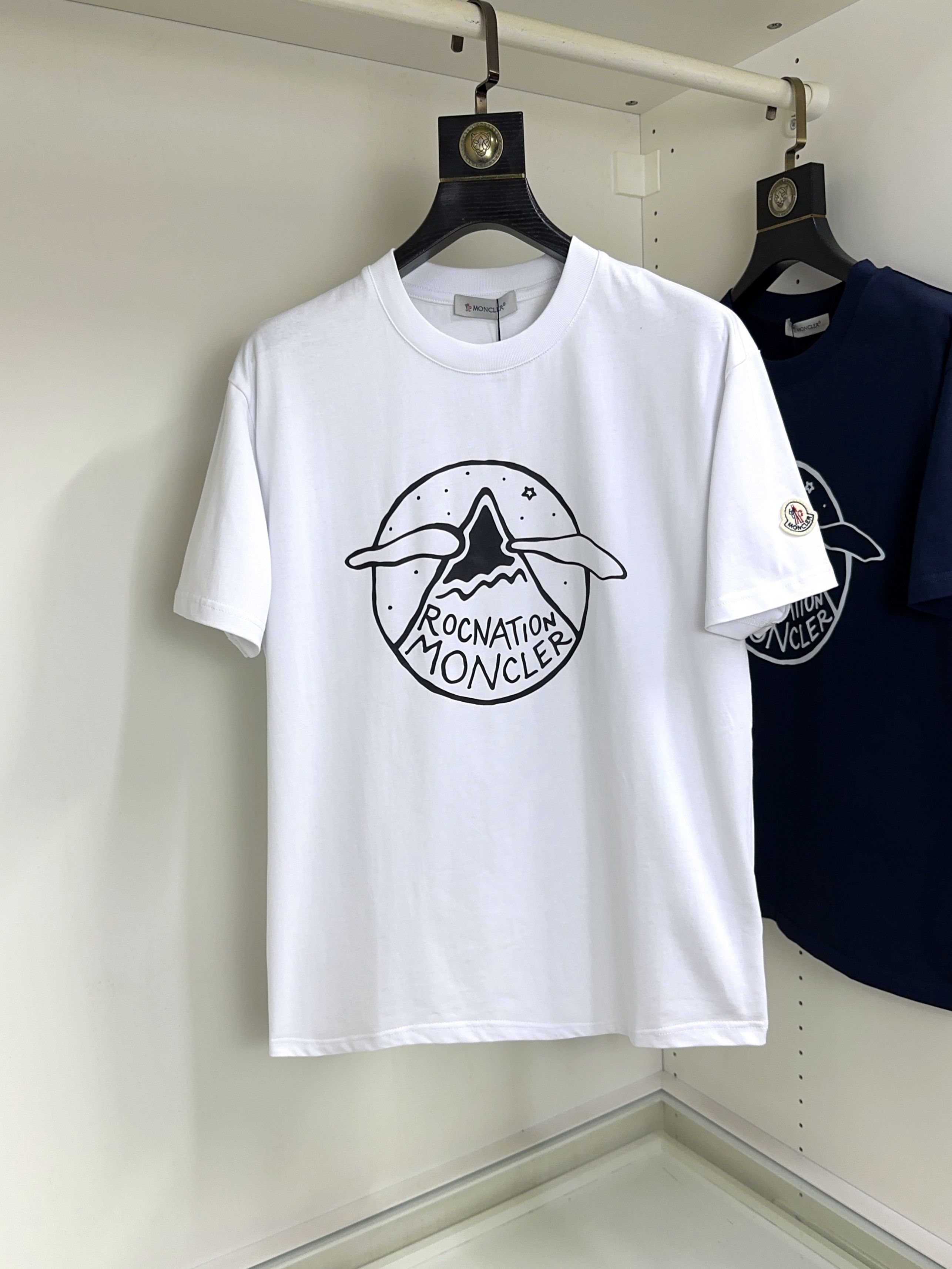 NO:433561,Moncler masked top round neck casual short sleeve high-end custom versatile styles that anyone can easily control. Fully customized fabric craftsmanship, the latest logo design of luxury classic brand on the chest, which is very high-end and must be entered if you understand the goods!  The style and tailoring are slim styles, which are very exquisite, showing aura and highlighting the exquisiteness of business men. This is the unique feature, the right slim fit, and the upper body effect is very good!  Size S-XL can wear 190 catties, Moncler, T-shirt, alexander wang19860909Moncler 蒙口 顶级圆领休闲短袖高级定制百搭款式 任何人都可以轻松驾驭 面料全订制工艺 胸前奢华经典品牌最新logo设计,非常显档次懂货的必须入！版型剪裁属于修身款 非常精致,显气场,又会凸显商务男士的精致,这就是独到之处,恰到好处的修身,上身效果非常赞！尺码S-XL 可穿190斤,,Moncler,T-shirt,alexander wang,Men's clothing