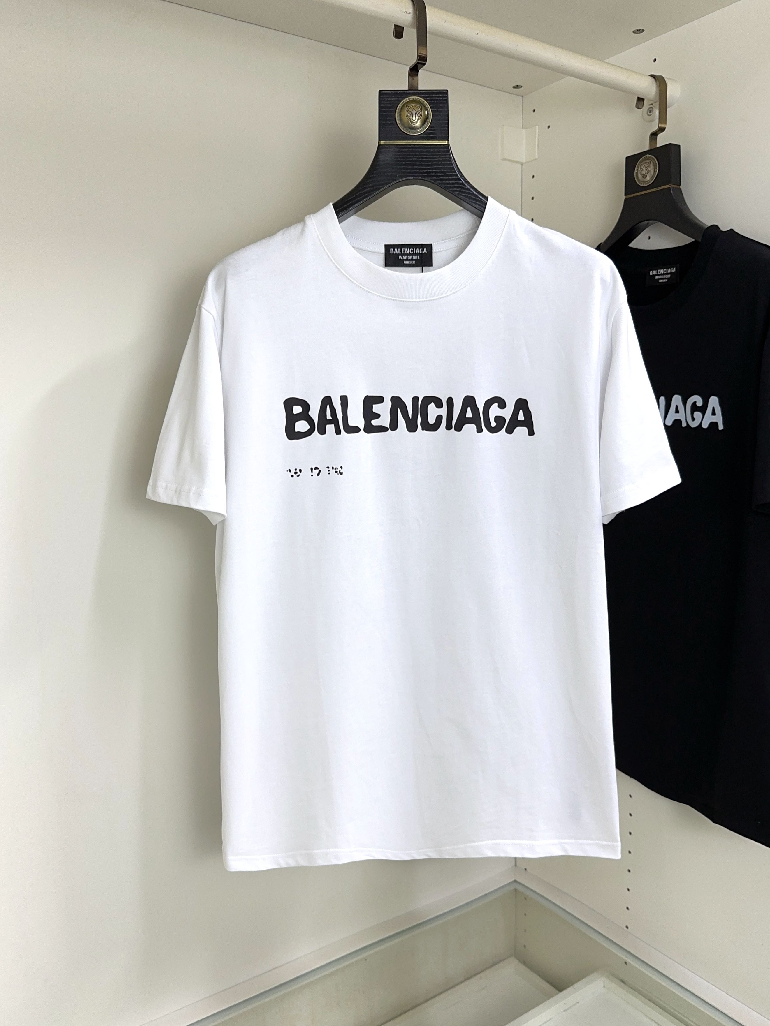 NO:433560,Moncler masked top round neck casual short sleeve high-end custom versatile styles that anyone can easily control. The fabric is fully customized craftsmanship, the latest logo design of the luxurious classic brand on the chest, which is very high-end and must be entered if you understand the goods!  The style and tailoring are slim styles, which are very exquisite, showing aura and highlighting the exquisiteness of business men. This is the unique feature, the right slim fit, and the upper body effect is very good!  Size S-XL can wear 190 catties, Moncler, T-shirt, alexander wang19860909Moncler 蒙口 顶级圆领休闲短袖高级定制百搭款式 任何人都可以轻松驾驭 面料全订制工艺 胸前奢华经典品牌最新logo设计,非常显档次懂货的必须入！版型剪裁属于修身款 非常精致,显气场,又会凸显商务男士的精致,这就是独到之处,恰到好处的修身,上身效果非常赞！尺码S-XL 可穿190斤,,Moncler,T-shirt,alexander wang,Men's clothing