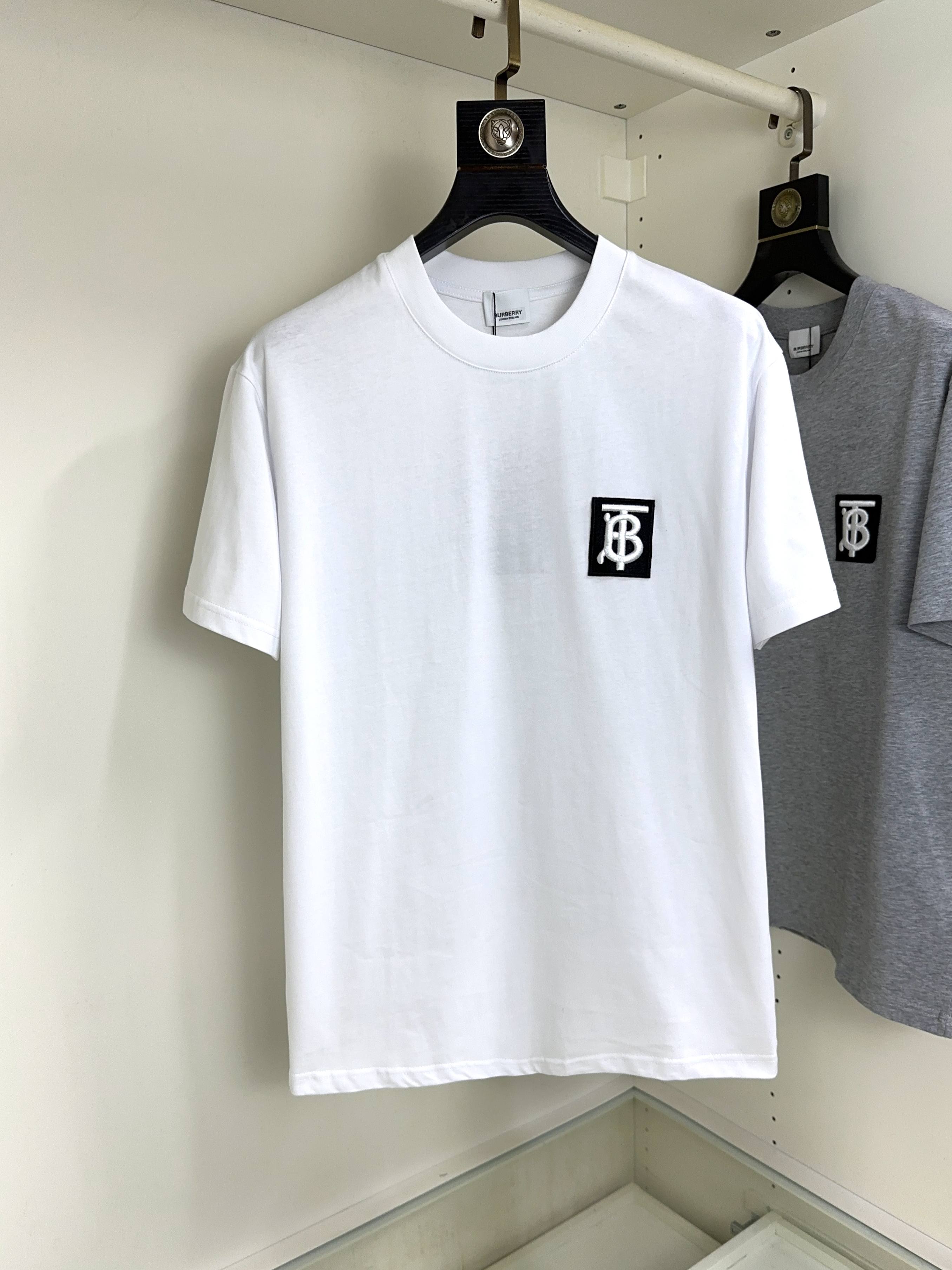 NO:433553,Burberry Top round neck, casual short-sleeved high-end custom versatile style, anyone can easily control it. The fabric is fully customized craftsmanship, the latest logo design of the luxurious classic brand on the chest, which is very high-end and must be entered if you understand the goods!  The style and tailoring are slim styles, which are very exquisite, showing aura and highlighting the exquisiteness of business men. This is the unique feature, the right slim fit, and the upper body effect is very good!  Size S-XL can wear 190 catties, burberry, burberry, T-shirt, alexander wang19860909Burberry 巴宝莉 顶级圆领休闲短袖高级定制百搭款式 任何人都可以轻松驾驭 面料全订制工艺 胸前奢华经典品牌最新logo设计,非常显档次懂货的必须入！版型剪裁属于修身款 非常精致,显气场,又会凸显商务男士的精致,这就是独到之处,恰到好处的修身,上身效果非常赞！尺码S-XL 可穿190斤,,burberry,burberry,T-shirt,alexander wang,Men's clothing