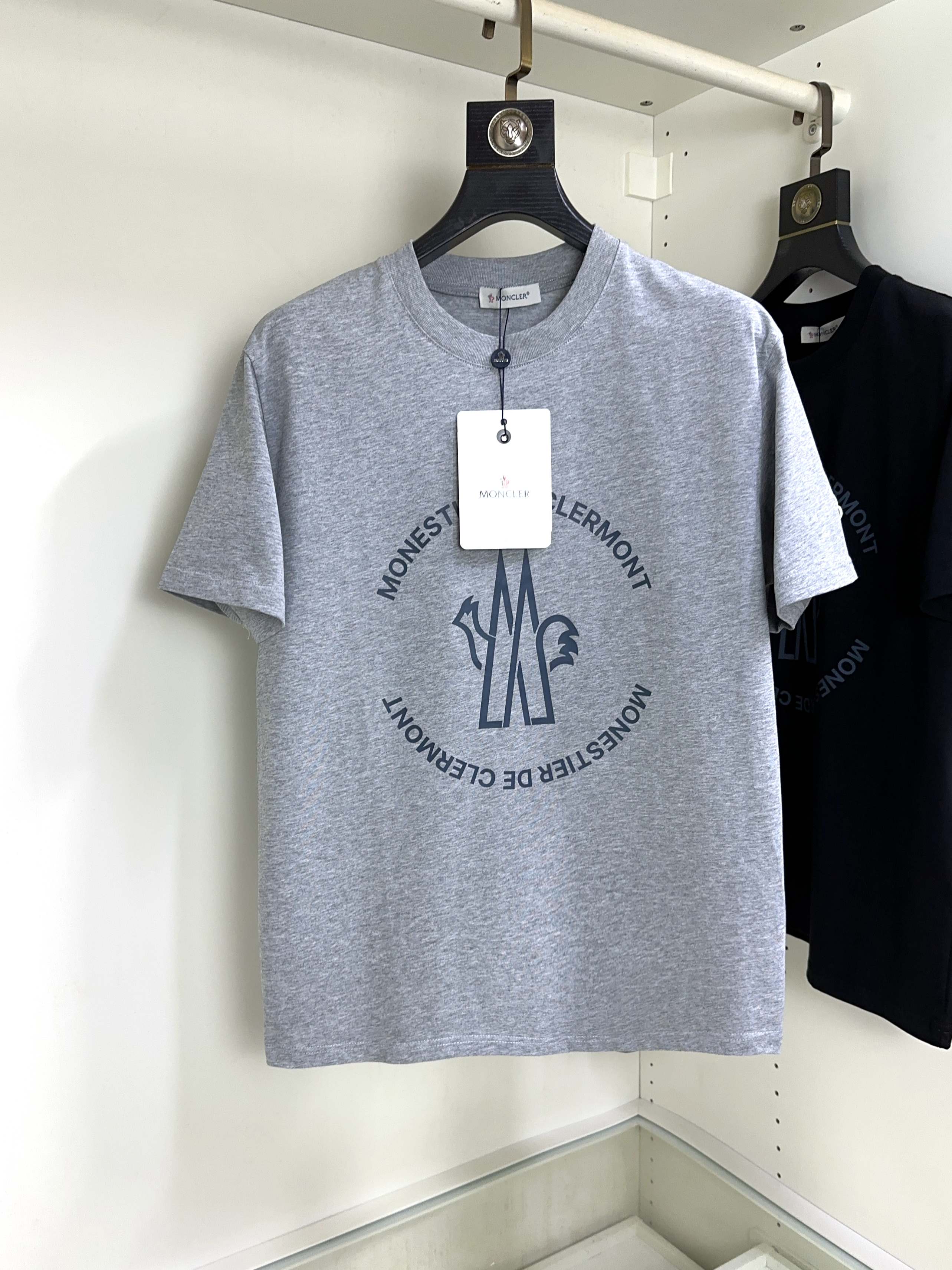 NO:433568,Moncler masked top round neck casual short sleeve high-end custom versatile styles that anyone can easily control. The fabric is fully customized craftsmanship, the latest logo design of the luxurious classic brand on the chest, which is very high-end and must be entered if you understand the goods!  The style and tailoring are slim styles, which are very exquisite, showing aura and highlighting the exquisiteness of business men. This is the unique feature, the right slim fit, and the upper body effect is very good!  Size S-XL can wear 190 catties, Moncler, T-shirt, alexander wang19860909Moncler 蒙口 顶级圆领休闲短袖高级定制百搭款式 任何人都可以轻松驾驭 面料全订制工艺 胸前奢华经典品牌最新logo设计,非常显档次懂货的必须入！版型剪裁属于修身款 非常精致,显气场,又会凸显商务男士的精致,这就是独到之处,恰到好处的修身,上身效果非常赞！尺码S-XL 可穿190斤,,Moncler,T-shirt,alexander wang,Men's clothing