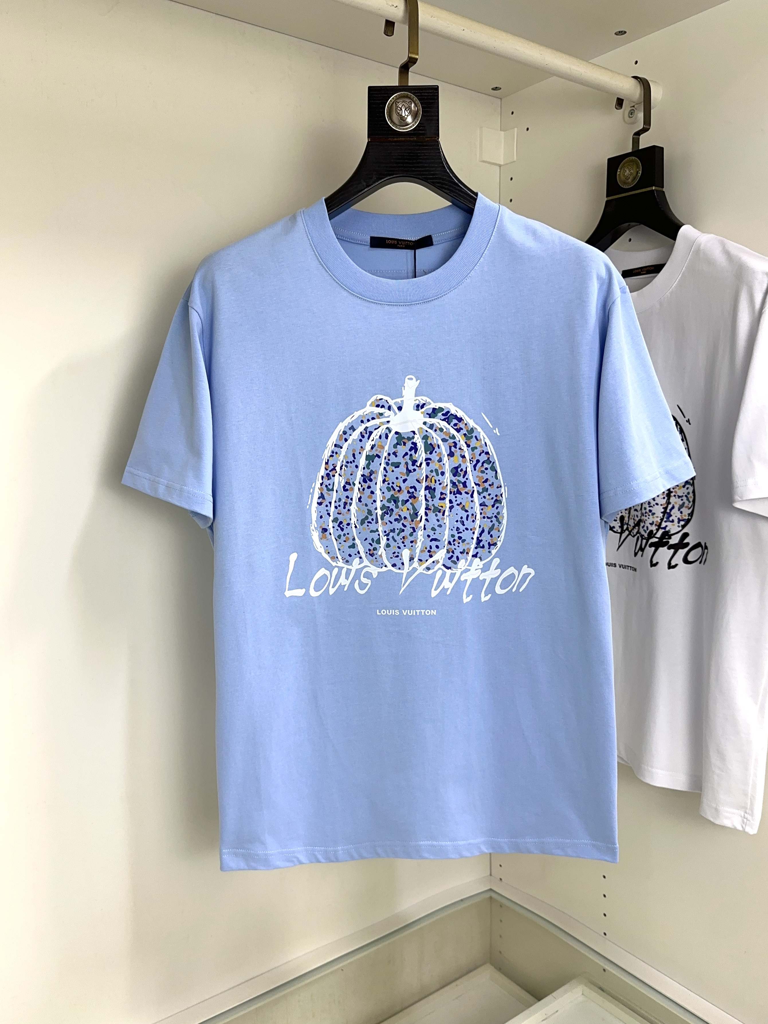 NO:433544,LV Louis Vuitton Top round neck casual short sleeve high-end custom versatile styles that anyone can easily control. Fully customized fabric craftsmanship, the latest logo design of luxury classic brand on the chest, which is very high-end and must be entered if you understand the goods!  The style and tailoring are slim styles, which are very exquisite, showing aura and highlighting the exquisiteness of business men. This is the unique feature, the right slim fit, and the upper body effect is very good!  Size S-XL can wear 190 catties, louis vuitton, louis vuitton, T-shirt, alexander wang19860909LV 路易威登 顶级圆领休闲短袖高级定制百搭款式 任何人都可以轻松驾驭 面料全订制工艺 胸前奢华经典品牌最新logo设计,非常显档次懂货的必须入！版型剪裁属于修身款 非常精致,显气场,又会凸显商务男士的精致,这就是独到之处,恰到好处的修身,上身效果非常赞！尺码S-XL 可穿190斤,,louis vuitton,louis vuitton,T-shirt,alexander wang,Men's clothing