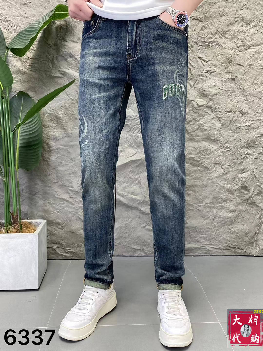 NO:433500,Guqi Men's jeans original original cloth original washing water!  Imported original wash elastic fabrics, complex handicrafts superimposed, any wash process will become a completely different color effect after a few more seconds, so it is more precious, especially long-lasting and odor-resistant... Use the best tannin elastic texture, genuine leather leather cards, high-quality metal accessories... to create a unique and original jeans style!  Original hardware and accessories, super positive style, comfortable and breathable, extremely high grade, counter quality, and handsome upper body. Number of 29-38, jeans, alexander wang19860909古奇 男士牛仔裤原厂原布原洗水！进口原版水洗弹力面料,复杂的手工艺叠加,任何一个洗水环节多停留几秒都会变成完全不一样的颜色效果,所以越加珍贵,特别持久、耐味…… 选用上乘的丹宁弹力质感,真皮皮牌、高定的金属辅料……打造出独特及原创的牛仔裤款型！原版五金辅料,版型超正,舒适透气,档次极高,专柜品质,上身帅气十足.码数29-38,,jeans,alexander wang,Men's clothing