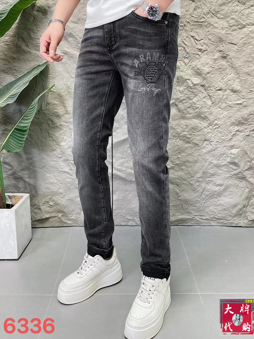 NO:433488,Armani Men's Jeans Original Original Clothing Original Wash Water!  Imported original wash elastic fabrics, complex handicrafts superimposed, any wash process will become a completely different color effect after a few more seconds, so it is more precious, especially long-lasting and odor-resistant... Use the best tannin elastic texture, genuine leather leather cards, high-quality metal accessories... to create a unique and original jeans style!  Original hardware accessories, super positive style, comfortable and breathable, extremely high grade, counter quality, and handsome upper body. Number of codes 29-38, Armani, jeans, alexander wang19860909阿玛尼 男士牛仔裤原厂原布原洗水！进口原版水洗弹力面料,复杂的手工艺叠加,任何一个洗水环节多停留几秒都会变成完全不一样的颜色效果,所以越加珍贵,特别持久、耐味…… 选用上乘的丹宁弹力质感,真皮皮牌、高定的金属辅料……打造出独特及原创的牛仔裤款型！原版五金辅料,版型超正,舒适透气,档次极高,专柜品质,上身帅气十足.码数29-38,,armani,jeans,alexander wang,Men's clothing