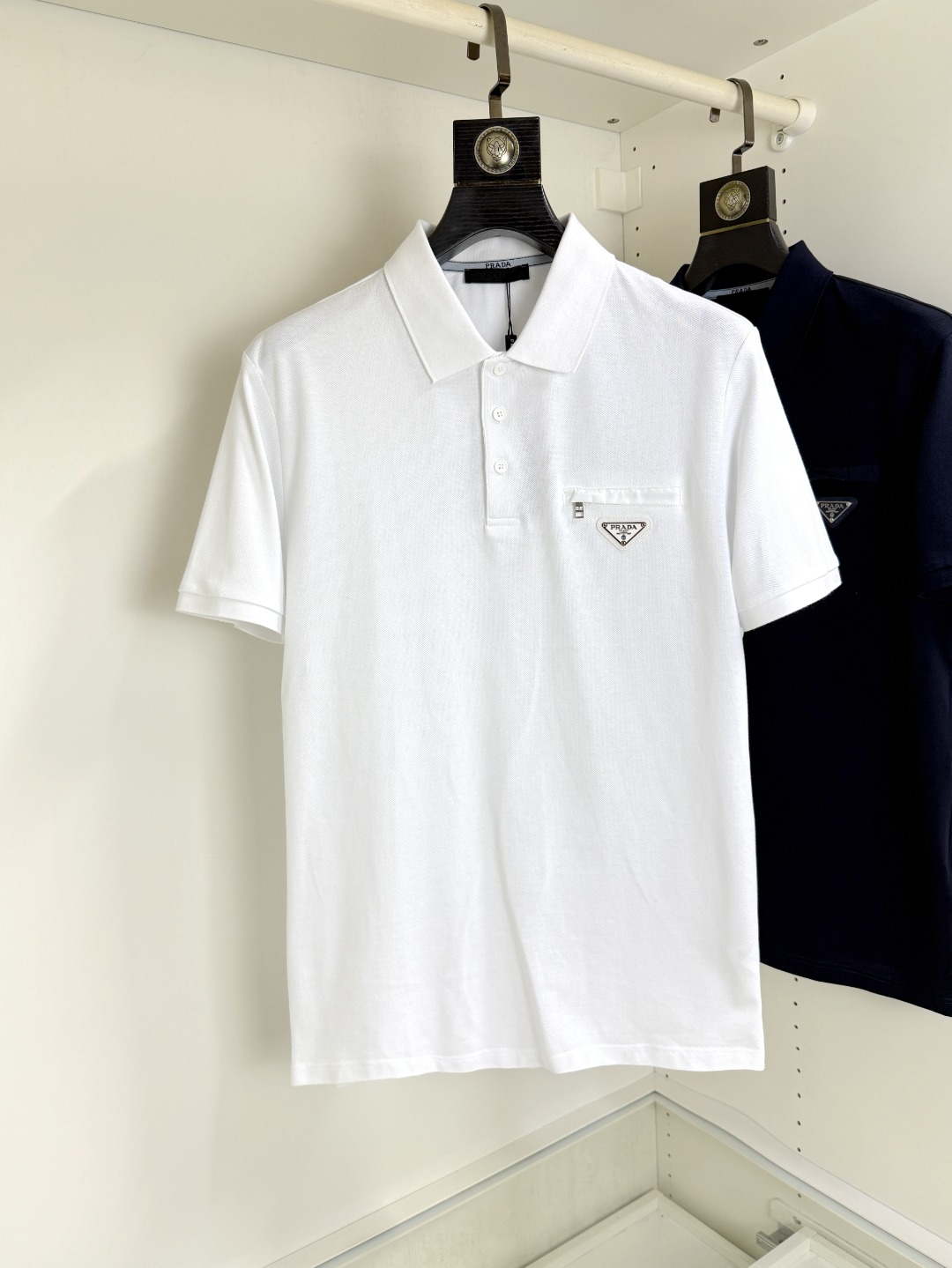 NO:440475,Prada Prada Pang Ge Gospel Maximum 4XL can wear 200 catties summer new versatile fashion Polo lapel business short sleeves Xinjiang long velvet cotton fabric soft comfortable and breathable brand element design concept reflects high quality. It feels delicate and soft!  It is casually cut, with a great upper body style!  Code number M-4XL, prada, prada, T-shirt, alexander wang19860909Prada 普拉达 胖哥福音最大4XL可穿200斤夏款新款百搭时尚Polo翻领商务短袖 新疆长绒棉 面料柔软舒适透气 品牌元素设计理念,体现高品质.手感细腻柔软！呈现休闲裁剪,上身版型超赞！ 码数M-4XL,,prada,prada,T-shirt,alexander wang,Men's clothing