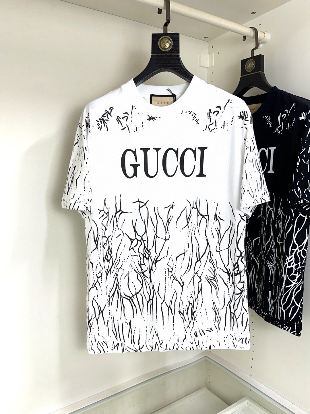 NO:440481,Gucci Gucci Fat Brother Gospel Maximum XL can wear 200 kilograms Top-level round neck casual short sleeves Top-level version High-end custom versatile styles Anyone can easily control the fabric is fully customized craftsmanship The latest logo design of the luxurious classic brand on the chest is very high-end, and those who understand goods must enter!  The style and tailoring are slim styles, which are very exquisite, showing aura and highlighting the exquisiteness of business men. This is the unique feature, the right slim fit, and the upper body effect is very good!  Size XS-XL (counter code is equivalent to M-3XL), gucci, T-shirt, alexander wang19860909Gucci 古奇 胖哥福音最大XL可穿200斤 顶级圆领休闲短袖 顶级版本 高级定制百搭款式 任何人都可以轻松驾驭 面料全订制工艺 胸前奢华经典品牌最新logo设计,非常显档次懂货的必须入！版型剪裁属于修身款 非常精致,显气场,又会凸显商务男士的精致,这就是独到之处,恰到好处的修身,上身效果非常赞！尺码XS-XL（专柜码等同M-3XL）,,gucci,T-shirt,alexander wang,Men's clothing