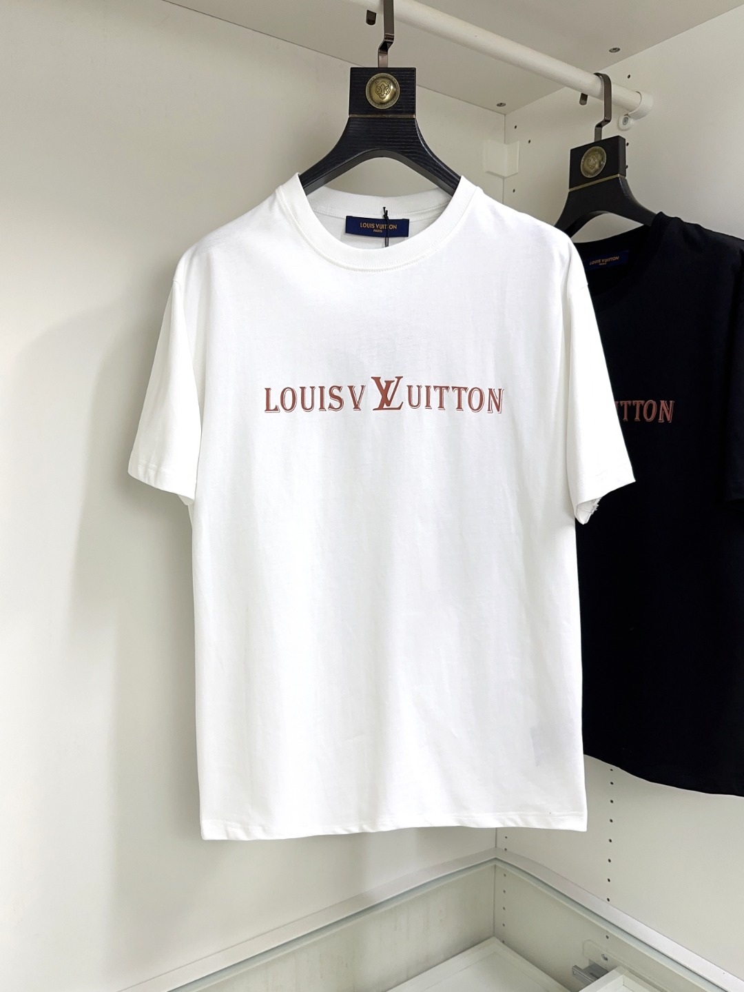 NO:440487,LV Louis Vuitton Top round neck casual short sleeve high-end custom versatile styles that anyone can easily control. Fully customized fabric craftsmanship, the latest logo design of luxury classic brand on the chest, which is very high-end and must be entered if you understand the goods!  The style and tailoring are slim styles, which are very exquisite, showing aura and highlighting the exquisiteness of business men. This is the unique feature, the right slim fit, and the upper body effect is very good!  Size S-XXL can wear 200 catties, louis vuitton, louis vuitton, T-shirt, alexander wang19860909LV 路易威登 顶级圆领休闲短袖高级定制百搭款式 任何人都可以轻松驾驭 面料全订制工艺 胸前奢华经典品牌最新logo设计,非常显档次懂货的必须入！版型剪裁属于修身款 非常精致,显气场,又会凸显商务男士的精致,这就是独到之处,恰到好处的修身,上身效果非常赞！尺码S-XXL可穿200斤,,louis vuitton,louis vuitton,T-shirt,alexander wang,Men's clothing