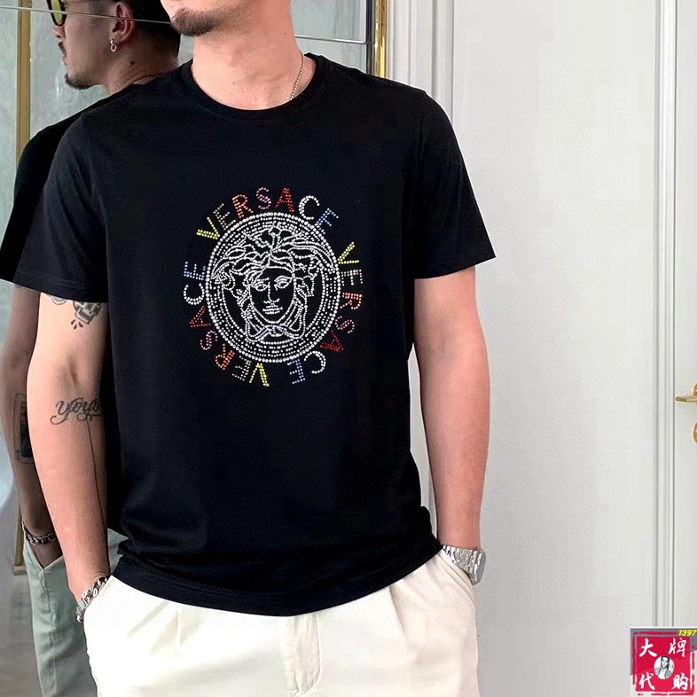 NO:463349,Versace Fat Brother Gospel Max 4XL wears 210 catties top-grade round neck fashionable business short sleeves, high-end custom versatile styles, anyone can easily control the fabric, full customization and craftsmanship, the latest logo design of the luxurious classic brand on the chest, which is very high-end and must be entered if you understand the goods!  The style and tailoring are slim styles, which are very exquisite, showing aura and highlighting the exquisiteness of business men. This is the unique feature, the right slim fit, and the upper body effect is very good!  Size M-4XL, maximum wear 210 catties. Please report your height and weight to place an order., versace, versace, T-shirt, alexander wang19860909Versace 范思哲 胖哥福音最大4XL穿210斤顶级圆领时尚商务短袖 高级定制百搭款式 任何人都可以轻松驾驭 面料全订制工艺 胸前奢华经典品牌最新logo设计,非常显档次懂货的必须入！版型剪裁属于修身款 非常精致,显气场,又会凸显商务男士的精致,这就是独到之处,恰到好处的修身,上身效果非常赞！尺码M-4XL 最大穿210斤.请报身高体重下单.,,versace,versace,T-shirt,alexander wang,Men's clothing