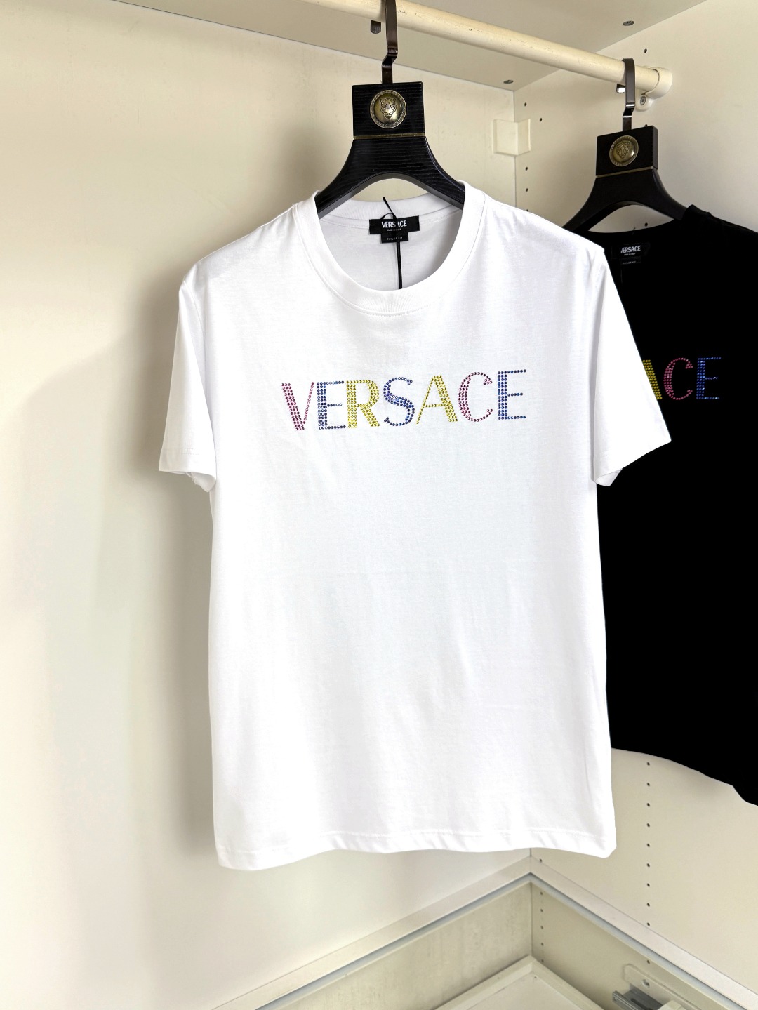 NO:440501,Versace Fat Brother Gospel 4XL wears 200 catties, top-quality round neck, casual short-sleeved high-end custom versatile style, anyone can easily control it, full-customized fabric craftsmanship, the latest logo design of luxury classic brand on the chest, very high-end, those who understand goods must enter!  The style and tailoring are slim styles, which are very exquisite, showing aura and highlighting the exquisiteness of business men. This is the unique feature, the right slim fit, and the upper body effect is very good!  Size M-4XL, versace, versace, T-shirt, alexander wang19860909Versace 范思哲胖哥福音4XL穿200斤 顶级圆领休闲短袖高级定制百搭款式 任何人都可以轻松驾驭 面料全订制工艺 胸前奢华经典品牌最新logo设计,非常显档次懂货的必须入！版型剪裁属于修身款 非常精致,显气场,又会凸显商务男士的精致,这就是独到之处,恰到好处的修身,上身效果非常赞！尺码M-4XL,,versace,versace,T-shirt,alexander wang,Men's clothing