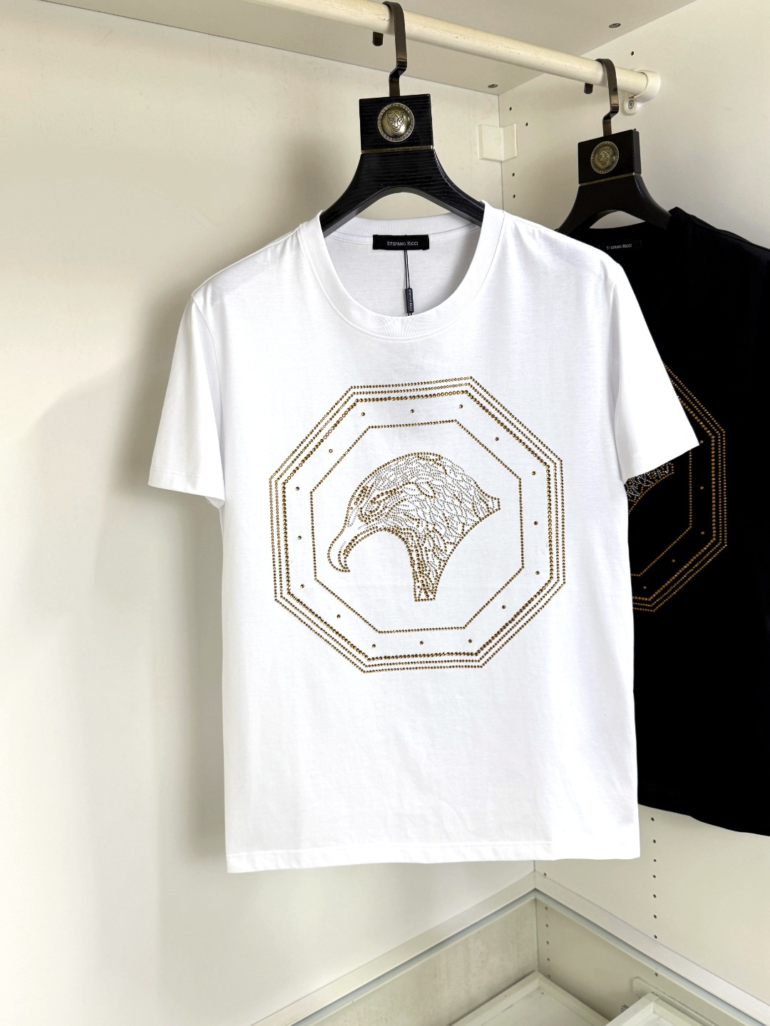 NO:440494,Stephen Fat Brother Gospel 4XL wears 200 catties, top-quality round neck, casual short-sleeved high-end custom versatile style, anyone can easily control it, full-customized fabric craftsmanship, the latest logo design of luxury classic brand on the chest, very high-end, those who understand goods must enter!  The style and tailoring are slim styles, which are very exquisite, showing aura and highlighting the exquisiteness of business men. This is the unique feature, the right slim fit, and the upper body effect is very good!  Size M-4XL, T-shirt,alexander wang19860909史蒂芬胖哥福音4XL穿200斤 顶级圆领休闲短袖高级定制百搭款式 任何人都可以轻松驾驭 面料全订制工艺 胸前奢华经典品牌最新logo设计,非常显档次懂货的必须入！版型剪裁属于修身款 非常精致,显气场,又会凸显商务男士的精致,这就是独到之处,恰到好处的修身,上身效果非常赞！尺码M-4XL,,T-shirt,alexander wang,Men's clothing