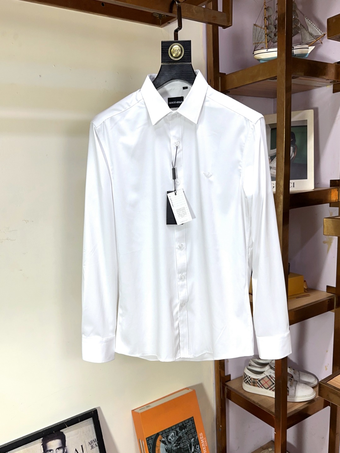 NO:450813,Armani Top-grade business original single long-sleeved shirt high-end custom versatile styles, anyone can easily control it. Fully customized fabric craftsmanship, the latest logo design of luxury classic brand on the chest, which is very high-end and must be entered if you understand the goods!  The style and tailoring are slim styles, which are very exquisite, showing aura and highlighting the exquisiteness of business men. This is the unique feature, the right slim fit, and the upper body effect is very good!  Size M-3XL (maximum wear to 190 catties), Armani, Armani, Shirts, Alexander wang19860909Armani 阿玛尼 顶级商务原单长袖衬衫高级定制百搭款式 任何人都可以轻松驾驭 面料全订制工艺 胸前奢华经典品牌最新logo设计,非常显档次懂货的必须入！版型剪裁属于修身款 非常精致,显气场,又会凸显商务男士的精致,这就是独到之处,恰到好处的修身,上身效果非常赞！尺码M-3XL（最大穿到190斤）,,armani,armani,shirts,alexander wang,Men's clothing