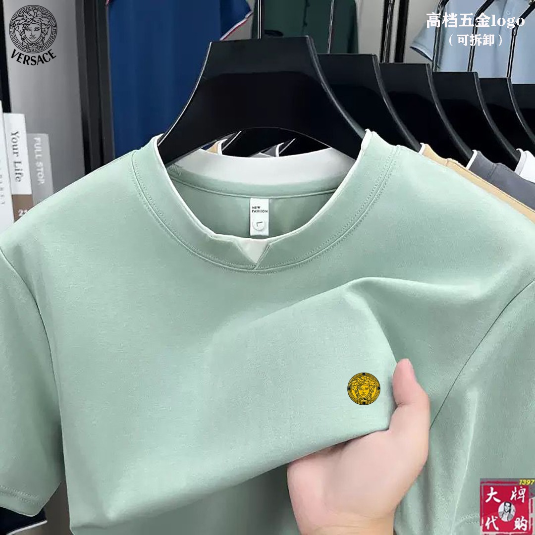 NO:450815,Versace The latest model of the counter is released first!  High-end, fashionable and casual short-sleeved sleeves, super genuine upper body instantly turns into Oppa!  , Simple and fashionable three-dimensional cutting, unique craftsmanship, produced by the original single OEM factory; the upper body effect is excellent, showing confidence temperament; all the details show perfect quality, the classic logo symbolizes the highest quality of the brand, possession is the beginning of another fashion, code number M -- 4XL;, versace, versace, T-shirt, alexander wang19860909Versace 范思哲 最新款专柜同款首发！高端时尚休闲短袖,超正版型上身瞬间变欧巴！,简约时尚的三维裁剪,工艺独特,原单代工厂出品；上身效果极佳,彰显自信气质；所有细微处尽情展现完美品质胸口的经典Logo象征了品牌至高的品质,拥有,便是另一种时尚的开始,码数M --4XL；,,versace,versace,T-shirt,alexander wang,Men's clothing