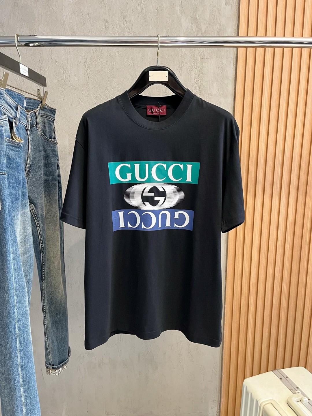 NO:450785,Gucci Gucci Fat Brother Gospel Maximum XL can wear 200 kilograms Top-level round neck casual short sleeves Top-level version High-end custom versatile styles Anyone can easily control the fabric is fully customized craftsmanship The latest logo design of the luxurious classic brand on the chest is very high-end, and those who understand goods must enter!  The style and tailoring are slim styles, which are very exquisite, showing aura and highlighting the exquisiteness of business men. This is the unique feature, the right slim fit, and the upper body effect is very good!  Size XS-XL (counter code is equivalent to M-3XL), gucci, T-shirt, alexander wang19860909Gucci 古奇 胖哥福音最大XL可穿200斤 顶级圆领休闲短袖 顶级版本 高级定制百搭款式 任何人都可以轻松驾驭 面料全订制工艺 胸前奢华经典品牌最新logo设计,非常显档次懂货的必须入！版型剪裁属于修身款 非常精致,显气场,又会凸显商务男士的精致,这就是独到之处,恰到好处的修身,上身效果非常赞！尺码XS-XL（专柜码等同M-3XL）,,gucci,T-shirt,alexander wang,Men's clothing
