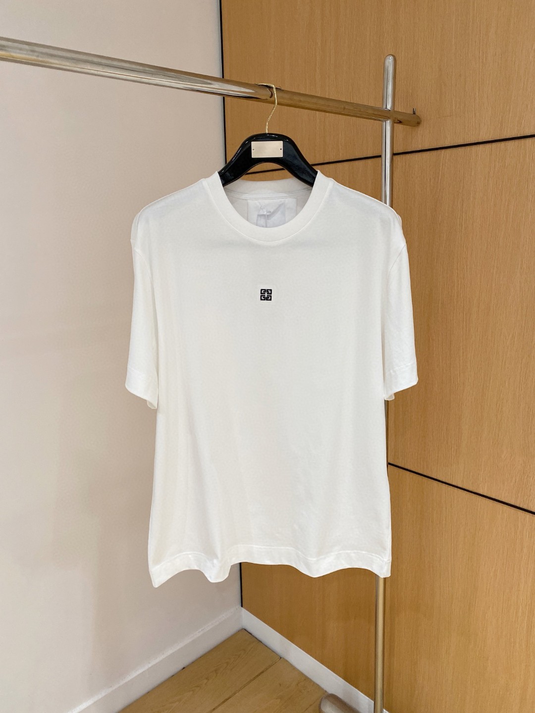 NO:450779,Givenchy Givenchy Fat Brother Gospel Maximum XL can wear 200 pounds, top-level round neck casual short sleeves, top-level version, high-end custom versatile styles, anyone can easily control the fabric, full customization and craftsmanship, the latest logo design of the luxurious classic brand on the chest, very high-end and those who understand goods must enter!  The style and tailoring are slim styles, which are very exquisite, showing aura and highlighting the exquisiteness of business men. This is the unique feature, just right slim fit, and the upper body effect is very good!  Size XS-XL (counter code is equivalent to M-3XL), given , given , given , given , T-shirt, alexander wang19860909Givenchy 纪梵希 胖哥福音最大XL可穿200斤 顶级圆领休闲短袖 顶级版本 高级定制百搭款式 任何人都可以轻松驾驭 面料全订制工艺 胸前奢华经典品牌最新logo设计,非常显档次懂货的必须入！版型剪裁属于修身款 非常精致,显气场,又会凸显商务男士的精致,这就是独到之处,恰到好处的修身,上身效果非常赞！尺码XS-XL（专柜码等同M-3XL）,,givenchy,givenchy,T-shirt,alexander wang,Men's clothing