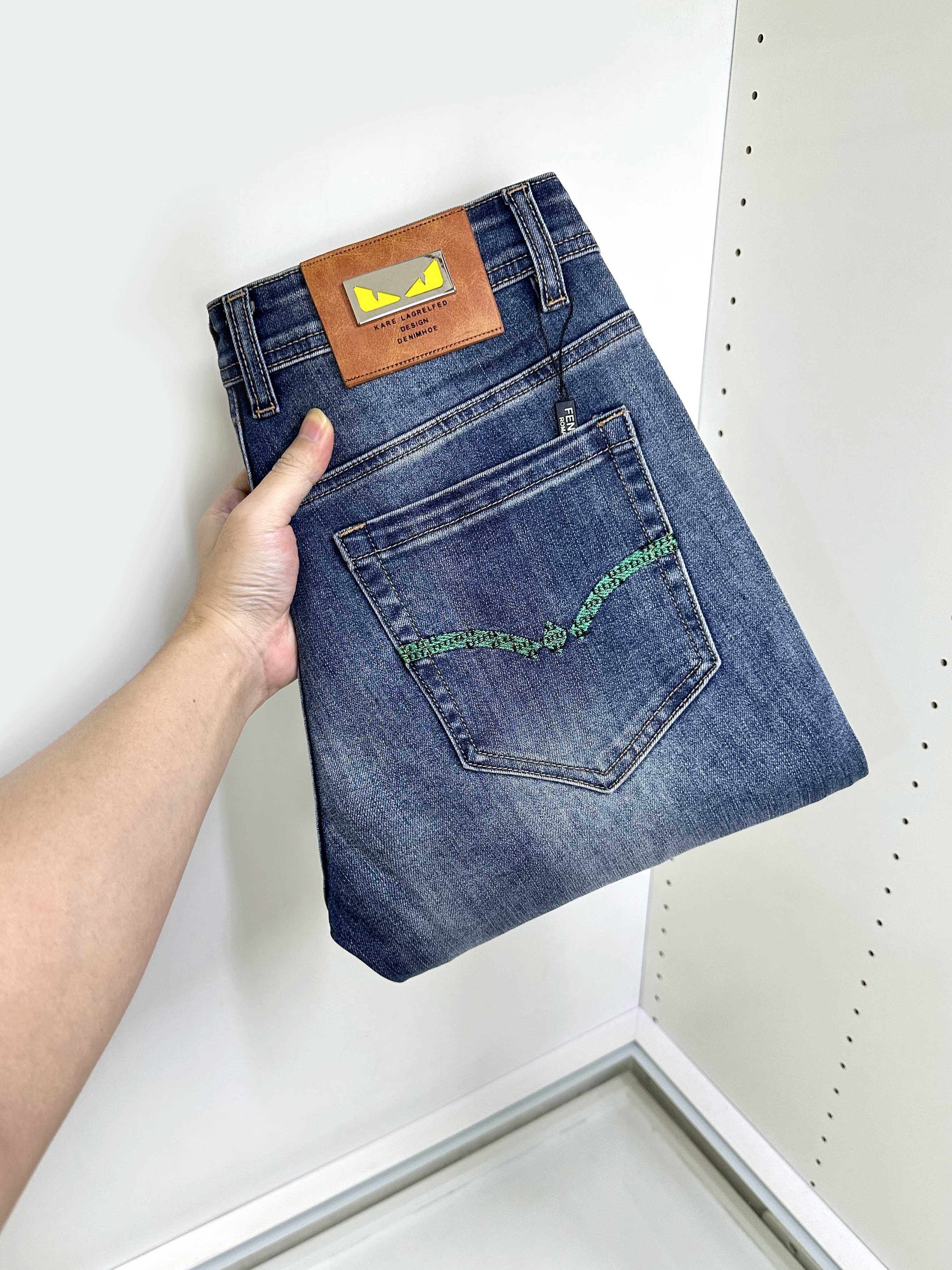 NO:450821,Fendi is coming, new styles and new products are available for sale in the counter. The original jeans in physical stores are already 1:1 good products for the original jeans in all ages. The highest version of the imported European fabric in the market is comfortable, soft and skin-friendly, with super cool and fashionable and versatile upper body effect, straight and stylish, a must-have for the wardrobe!  Suitable for any occasion Size 29-38, fendi, fendi, jeans, alexander wang19860909Fendi 芬迪 爆款来袭 新款新品 专柜有售 实体店已极品牛仔裤专柜原版1:1好货,适合各个年龄段.市场最高版本的欧洲进口面料.舒适柔软亲肤,上身效果超级棒时尚百搭,笔挺有型,衣橱必备！适合任何场合穿着 尺码29-38,,fendi,fendi,jeans,alexander wang,Men's clothing