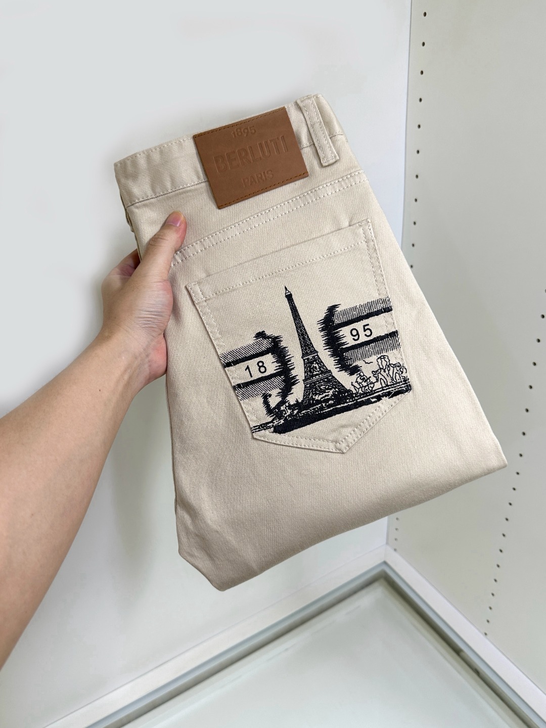 NO:450782,Berluti hits, new styles and new products are available for sale in the counter. The original jeans in physical stores are already 1:1 good products for the original products of all ages. The highest version of the imported European fabric in the market is comfortable, soft and skin-friendly, with super cool and fashionable and versatile upper body effect, straight and stylish, a must-have for the wardrobe!  Suitable for any occasion Size 29-38, jeans,alexander wang19860909Berluti 爆款来袭 新款新品 专柜有售 实体店已极品牛仔裤专柜原版1:1好货,适合各个年龄段.市场最高版本的欧洲进口面料.舒适柔软亲肤,上身效果超级棒时尚百搭,笔挺有型,衣橱必备！适合任何场合穿着 尺码29-38,,jeans,alexander wang,Men's clothing