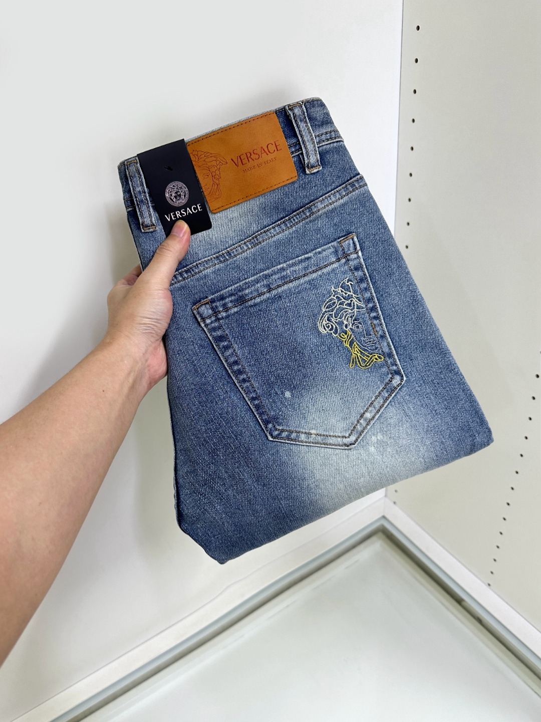 NO:450788,Versace The hot products are coming, new models and new products are available for sale in the counter. The original jeans in physical stores are already 1:1 good products for the original jeans in all ages. The highest version of the imported European fabric in the market is comfortable, soft and skin-friendly, with super cool and fashionable and versatile upper body effect, straight and stylish, a must-have for the wardrobe!  Suitable for any occasion Size 29-38, versace, versace, jeans, alexander wang19860909Versace 范思哲 爆款来袭 新款新品 专柜有售 实体店已极品牛仔裤专柜原版1:1好货,适合各个年龄段.市场最高版本的欧洲进口面料.舒适柔软亲肤,上身效果超级棒时尚百搭,笔挺有型,衣橱必备！适合任何场合穿着 尺码29-38,,versace,versace,jeans,alexander wang,Men's clothing