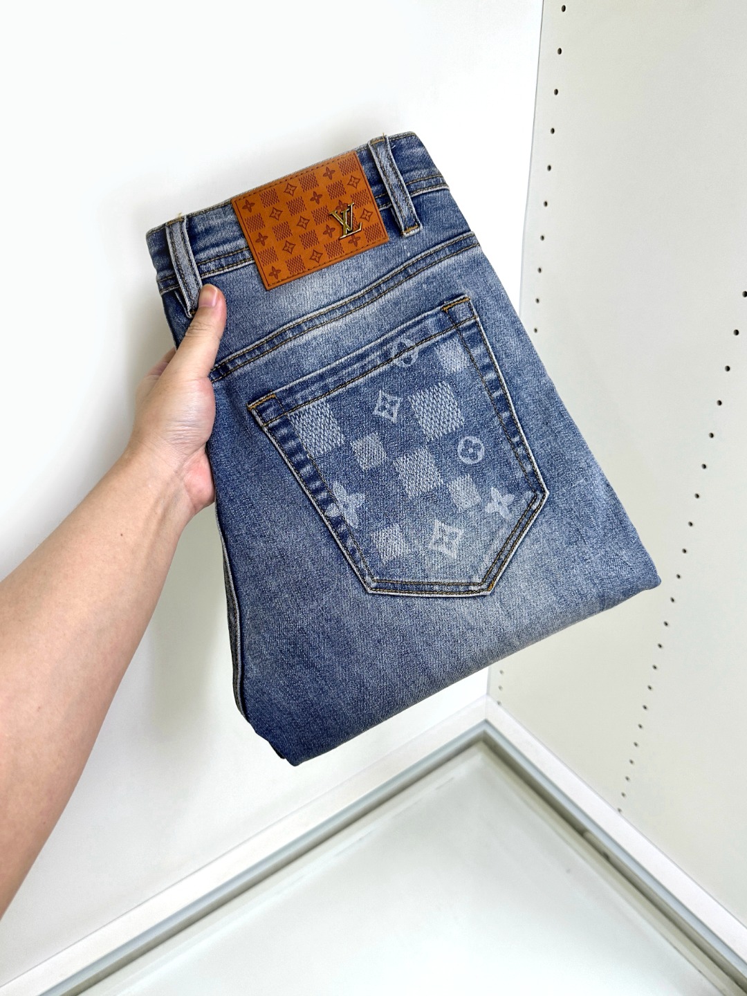 NO:450800,LV Louis Vuitton is coming, new products are available for sale in counters. The original jeans in physical stores are already 1:1 good products for the original products of all ages. The highest version of the imported European fabric in the market is comfortable, soft and skin-friendly, with super cool and fashionable and versatile upper body effect, straight and stylish, a must-have for the wardrobe!  Suitable for any occasion Size 29-38, louis vuitton,louis vuitton,jeans,alexander wang19860909LV 路易威登 爆款来袭 新款新品 专柜有售 实体店已极品牛仔裤专柜原版1:1好货,适合各个年龄段.市场最高版本的欧洲进口面料.舒适柔软亲肤,上身效果超级棒时尚百搭,笔挺有型,衣橱必备！适合任何场合穿着 尺码29-38,,louis vuitton,louis vuitton,jeans,alexander wang,Men's clothing