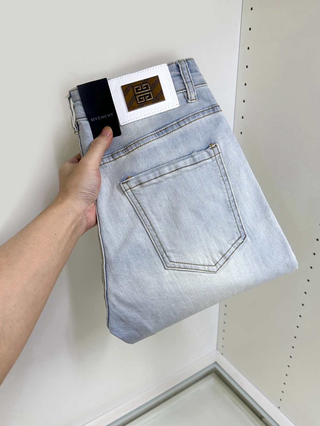 NO:450794,Givenchy Givenchy is coming, new styles and new products are available for sale in the counter. The original jeans in physical stores are already 1:1 good products for the original 1:1, suitable for all ages. The highest version of the imported European fabric in the market is comfortable, soft and skin-friendly, with super cool and fashionable and versatile upper body effect, straight and stylish, a must-have for the wardrobe!  Suitable for any occasion Size 29-38, given, given, given, jeans, alexander wang19860909Givenchy 纪梵希 爆款来袭 新款新品 专柜有售 实体店已极品牛仔裤专柜原版1:1好货,适合各个年龄段.市场最高版本的欧洲进口面料.舒适柔软亲肤,上身效果超级棒时尚百搭,笔挺有型,衣橱必备！适合任何场合穿着 尺码29-38,,givenchy,givenchy,jeans,alexander wang,Men's clothing