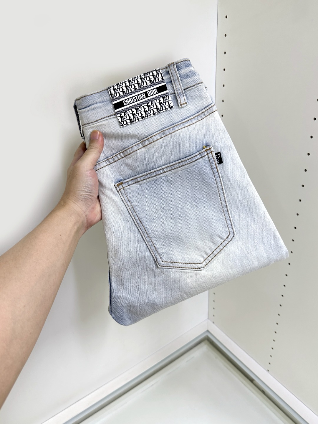 NO:450806,DIOR The hot products are coming, new models and new products are available for sale in the counter. The original jeans in physical stores are already 1:1 good products for the original products of all ages. The highest version of the imported European fabric in the market is comfortable, soft and skin-friendly, with super cool and fashionable and versatile upper body effect, straight and stylish, a must-have for the wardrobe!  Suitable for any occasion Size 29-38, Dior, Dior, Jeans, Alexander wang19860909DIOR 迪奥 爆款来袭 新款新品 专柜有售 实体店已极品牛仔裤专柜原版1:1好货,适合各个年龄段.市场最高版本的欧洲进口面料.舒适柔软亲肤,上身效果超级棒时尚百搭,笔挺有型,衣橱必备！适合任何场合穿着 尺码29-38,,dior,dior,jeans,alexander wang,Men's clothing