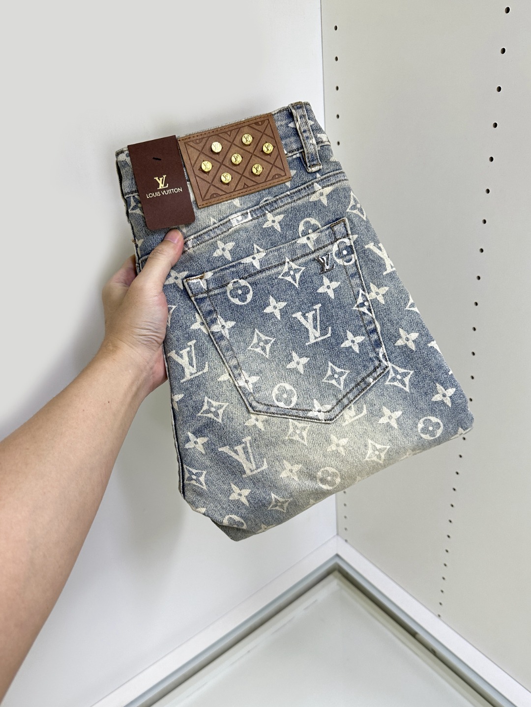 NO:450811,LV Louis Vuitton New style and new products available for sale in counters. The original 1:1 product for physical stores, suitable for all ages. The highest version of imported European fabrics in the market. They are comfortable, soft and skin-friendly, with super cool and fashionable and versatile upper body effect, straight and stylish, a must-have for the wardrobe!  Suitable for any occasion Size 29-38, louis vuitton,louis vuitton,jeans,alexander wang19860909LV路易威登 新款新品 专柜有售 实体店极品牛仔裤专柜原版1:1好货,适合各个年龄段.市场最高版本的欧洲进口面料.舒适柔软亲肤,上身效果超级棒时尚百搭,笔挺有型,衣橱必备！适合任何场合穿着 尺码29-38,,louis vuitton,louis vuitton,jeans,alexander wang,Men's clothing