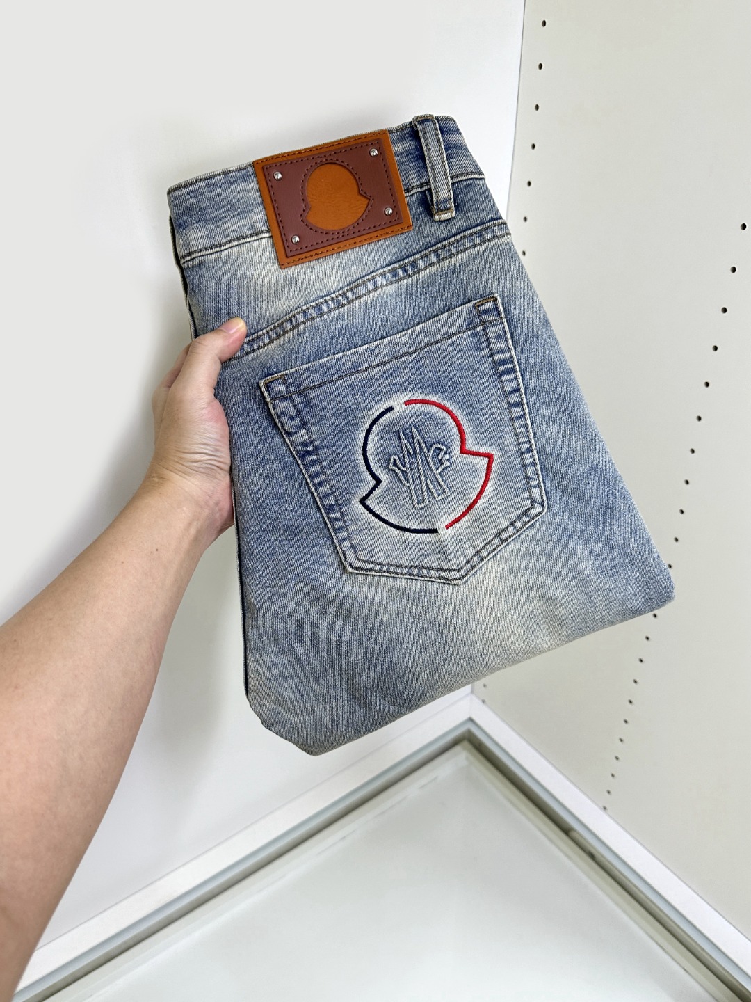 NO:450820,LV Louis Vuitton New style and new products available for sale in counters. The original 1:1 product for physical stores, suitable for all ages. The highest version of imported European fabrics in the market. They are comfortable, soft and skin-friendly, with super cool and fashionable and versatile upper body effect, straight and stylish, a must-have for the wardrobe!  Suitable for any occasion Size 29-38, louis vuitton,louis vuitton,jeans,alexander wang19860909LV路易威登 新款新品 专柜有售 实体店极品牛仔裤专柜原版1:1好货,适合各个年龄段.市场最高版本的欧洲进口面料.舒适柔软亲肤,上身效果超级棒时尚百搭,笔挺有型,衣橱必备！适合任何场合穿着 尺码29-38,,louis vuitton,louis vuitton,jeans,alexander wang,Men's clothing