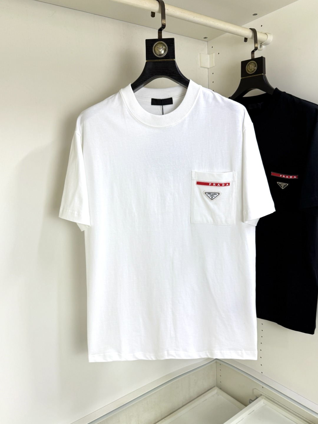 NO:443083,Prada Prada Fat Brother Gospel XL wears 200 pounds, top-quality round neck, casual short-sleeved high-end custom versatile style, anyone can easily control it, full-customized fabric craftsmanship, the latest logo design of the luxurious classic brand on the chest, very high-end, those who understand goods must enter!  The style and tailoring are slim styles, which are very exquisite, showing aura and highlighting the exquisiteness of business men. This is the unique feature, just right slim fit, and the upper body effect is very good!  Size XS-XL (counter code is equivalent to M-3XL), prada, prada, T-shirt, alexander wang19860909Prada 普拉达 胖哥福音XL穿200斤 顶级圆领休闲短袖高级定制百搭款式 任何人都可以轻松驾驭 面料全订制工艺 胸前奢华经典品牌最新logo设计,非常显档次懂货的必须入！版型剪裁属于修身款 非常精致,显气场,又会凸显商务男士的精致,这就是独到之处,恰到好处的修身,上身效果非常赞！尺码XS-XL（专柜码等同M-3XL）,,prada,prada,T-shirt,alexander wang,Men's clothing