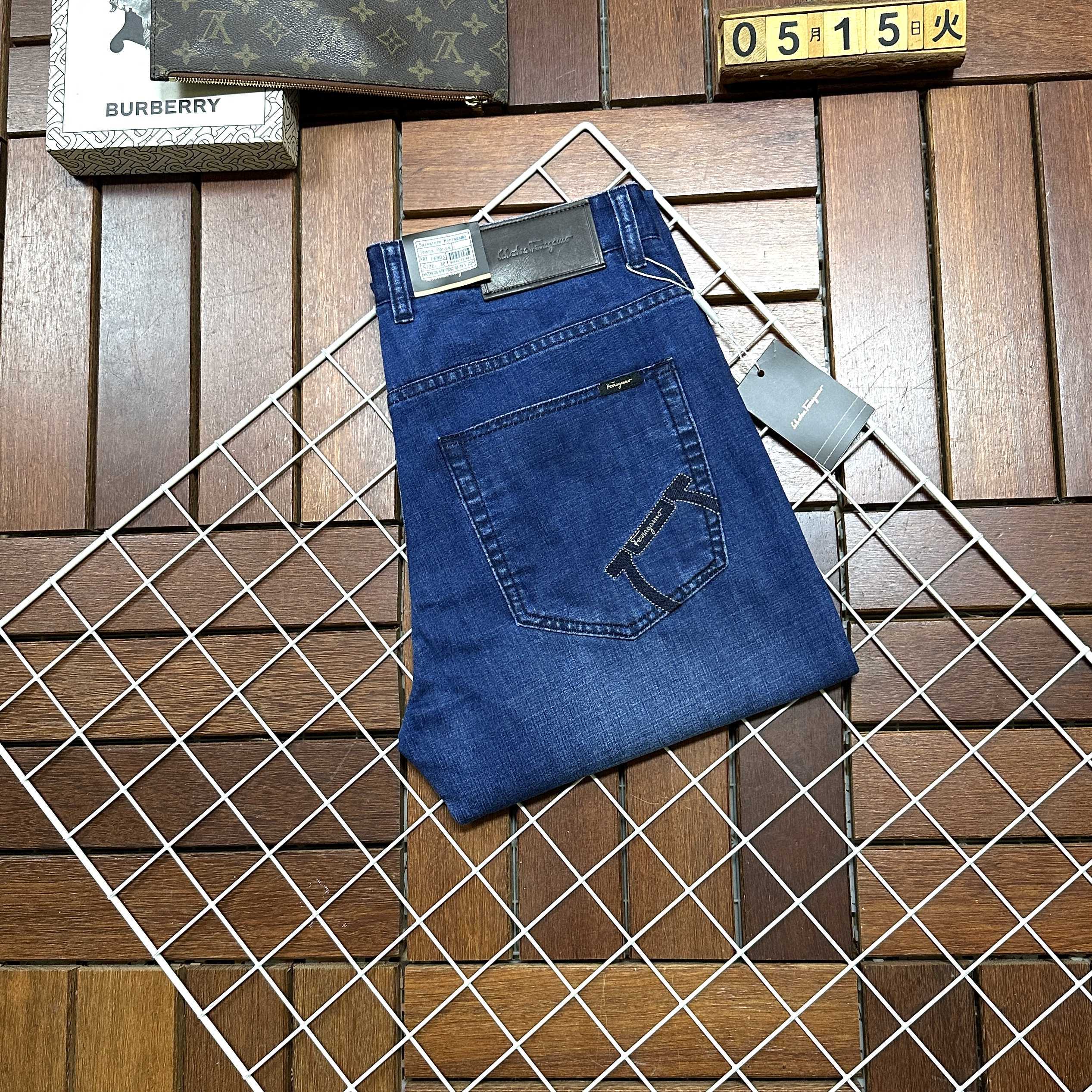 NO:443154,Ferragamo New style and new products available for sale in physical stores. The original 1:1 good product for the counter, suitable for all ages. The highest version of imported European fabrics in the market. They are comfortable, soft and skin-friendly, with super cool and fashionable and versatile upper body effect, straight and stylish, a must-have for the wardrobe!  Suitable for any occasion Size 29-40, ferragamo, jeans, alexander wang19860909菲拉格慕 新款新品 专柜有售 实体店极品牛仔裤专柜原版1:1好货,适合各个年龄段.市场最高版本的欧洲进口面料.舒适柔软亲肤,上身效果超级棒时尚百搭,笔挺有型,衣橱必备！适合任何场合穿着 尺码29-40,,ferragamo,jeans,alexander wang,Men's clothing