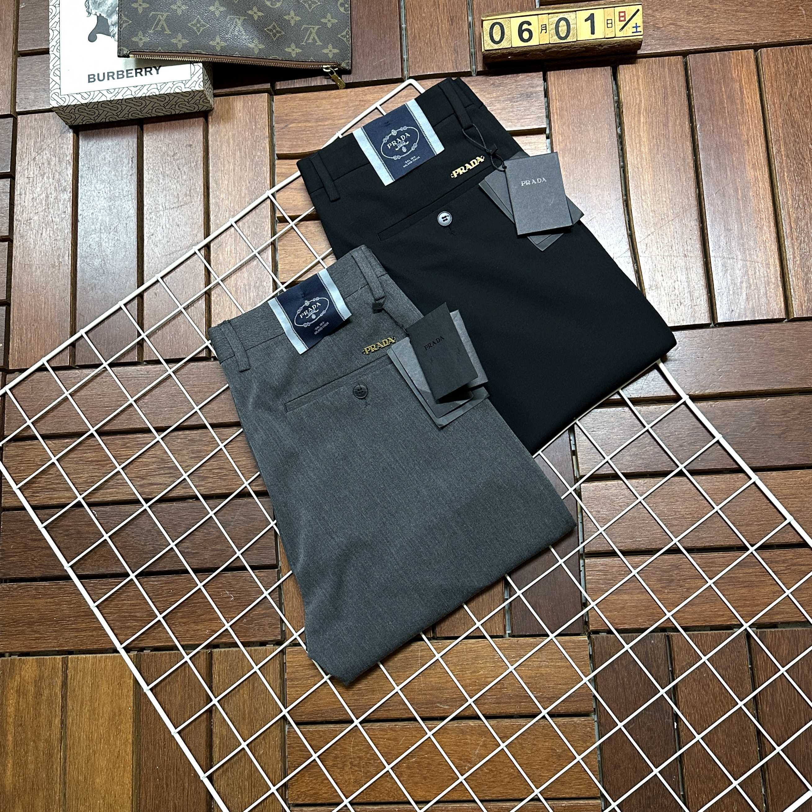 NO:443161,Prada Prada is coming, new styles and new products are available for sale in the counter. The original 1:1 product of the counter in physical stores is suitable for all ages. The highest version of the imported European fabric in the market is comfortable, soft and skin-friendly, with super cool and fashionable and versatile effect, straight and stylish, a must-have for the wardrobe!  Suitable for any occasion Size: 29-40, prada, prada, alexander wang19860909Prada普拉达 爆款来袭 新款新品 专柜有售 实体店已极品休闲裤西裤专柜原版1:1好货,适合各个年龄段.市场最高版本的欧洲进口面料.舒适柔软亲肤,上身效果超级棒时尚百搭,笔挺有型,衣橱必备！适合任何场合穿着 尺码:29-40,,prada,prada,alexander wang,Men's clothing