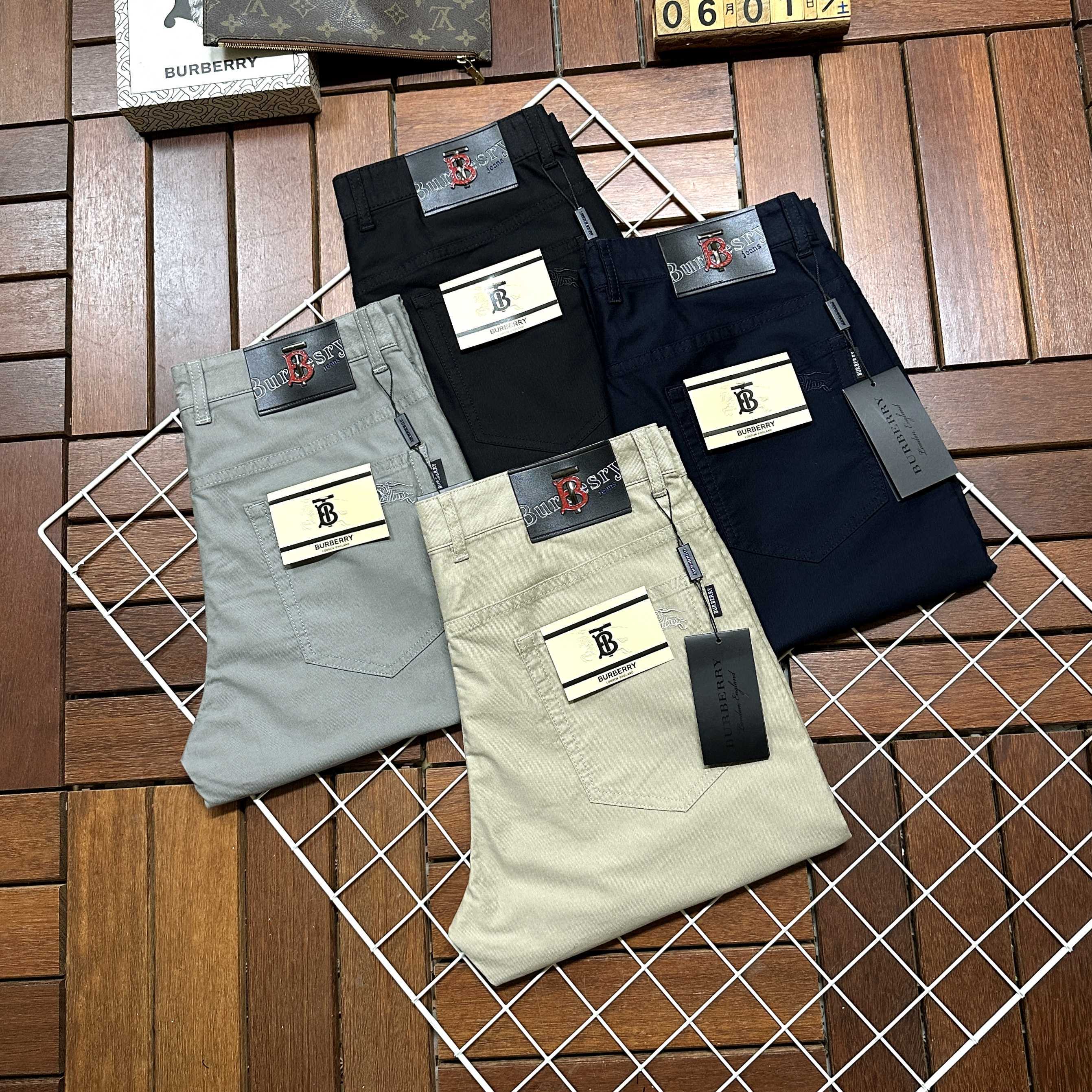 NO:443167,Burberry Burberry is coming, new styles and new products are available for sale in the counter. The original 1:1 product of the counter for the physical store is 1:1, suitable for all ages. The highest version of the imported European fabric in the market is comfortable, soft and skin-friendly, with super cool and fashionable and versatile effect, straight and stylish, a must-have for the wardrobe!  Suitable for any occasion Size: 29-40, burberry, burberry, alexander wang19860909Burberry巴宝莉爆款来袭 新款新品 专柜有售 实体店已极品休闲裤西裤专柜原版1:1好货,适合各个年龄段.市场最高版本的欧洲进口面料.舒适柔软亲肤,上身效果超级棒时尚百搭,笔挺有型,衣橱必备！适合任何场合穿着 尺码:29-40,,burberry,burberry,alexander wang,Men's clothing