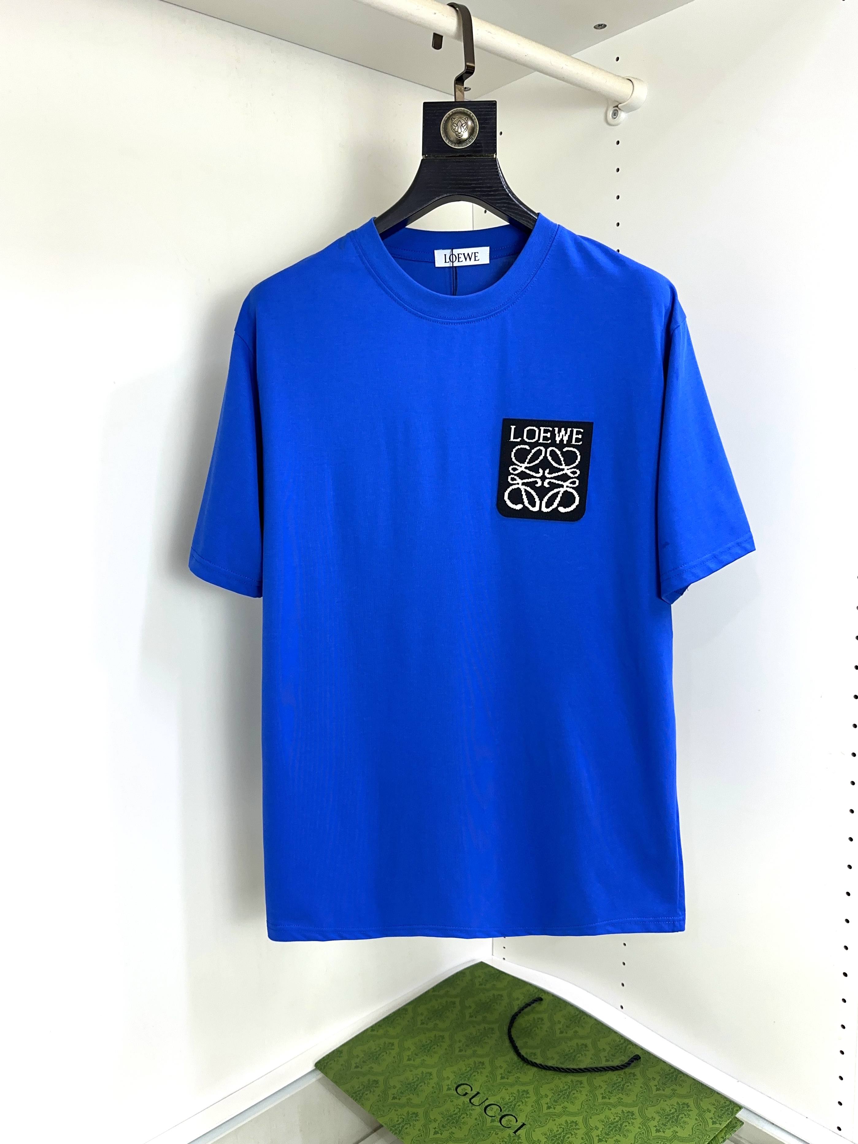 NO:443162,Loewe New summer T-shirt with casual round neck short sleeves, customized fabric, breathable and comfortable, impeccable details, brand element design concept, reflecting high quality. It feels delicate and soft!  Present casual cut, excellent upper body style, code number M-3XL, loewe, loewe, T-shirt, tees, t-shirt, alexander wang19860909Loewe 罗意威 夏季新款T恤休闲圆领短袖,定制面料 透气舒适度高,细节无可挑剔,品牌元素设计理念,体现高品质.手感细腻柔软！呈现休闲裁剪,上身版型超赞,码数M-3XL,,loewe,loewe,T-shirt,tees，t-shirt,alexander wang,Men's clothing