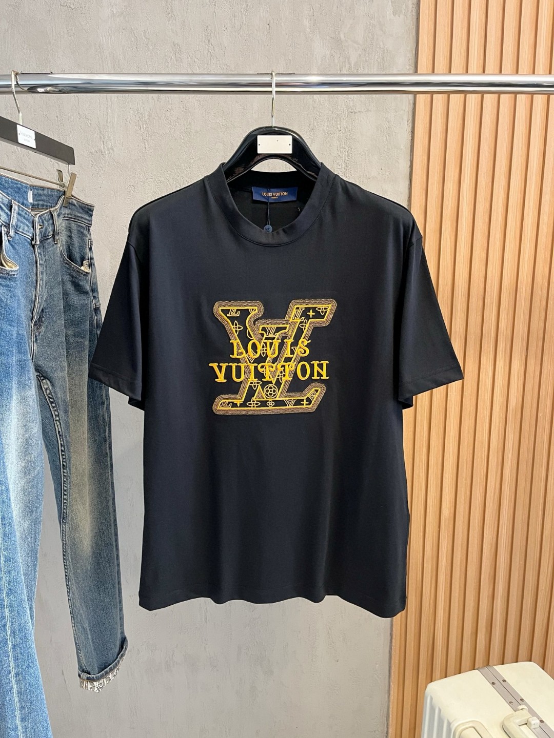 NO:443113,LV Louis Vuitton Fat Brother Gospel XL wears 200 catties top round neck casual short sleeve high-end custom versatile styles that anyone can easily control. Fully customized fabric craftsmanship, the latest logo design of luxury classic brand on the chest, very high-end and high-end people who understand goods must enter!  The style and tailoring are slim styles, which are very exquisite, showing aura and highlighting the exquisiteness of business men. This is the unique feature, the right slim fit, and the upper body effect is very good!  Size XS-XL (counter code is equivalent to M-3XL), louis vuitton,louis vuitton,t-shirt,alexander wang19860909LV 路易威登 胖哥福音XL穿200斤 顶级圆领休闲短袖高级定制百搭款式 任何人都可以轻松驾驭 面料全订制工艺 胸前奢华经典品牌最新logo设计,非常显档次懂货的必须入！版型剪裁属于修身款 非常精致,显气场,又会凸显商务男士的精致,这就是独到之处,恰到好处的修身,上身效果非常赞！尺码XS-XL（专柜码等同M-3XL）,,louis vuitton,louis vuitton,T-shirt,alexander wang,Men's clothing