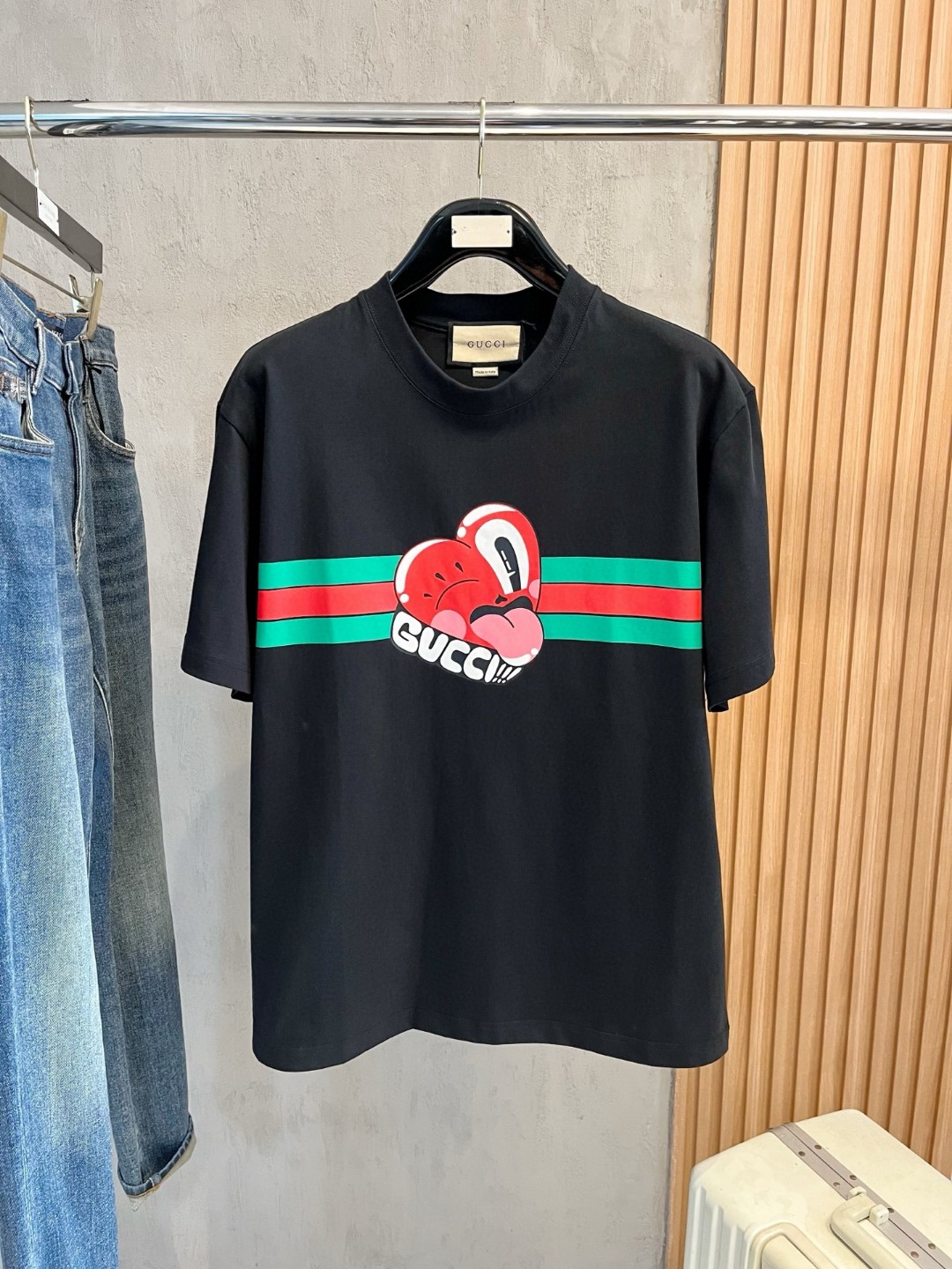 NO:443119,Gucci Fat Brother Gospel XL wears 200 pounds, top-quality round neck, casual short-sleeved high-end custom versatile style, anyone can easily control it, full-customized fabric craftsmanship, the latest logo design of luxury classic brand on the chest, very high-end, those who understand goods must enter!  The style and tailoring are slim styles, which are very exquisite, showing aura and highlighting the exquisiteness of business men. This is the unique feature, just right slim fit, and the upper body effect is very good!  Size XS-XL (counter code is equivalent to M-3XL), gucci, T-shirt, alexander wang19860909Gucci 古奇 胖哥福音XL穿200斤 顶级圆领休闲短袖高级定制百搭款式 任何人都可以轻松驾驭 面料全订制工艺 胸前奢华经典品牌最新logo设计,非常显档次懂货的必须入！版型剪裁属于修身款 非常精致,显气场,又会凸显商务男士的精致,这就是独到之处,恰到好处的修身,上身效果非常赞！尺码XS-XL（专柜码等同M-3XL）,,gucci,T-shirt,alexander wang,Men's clothing