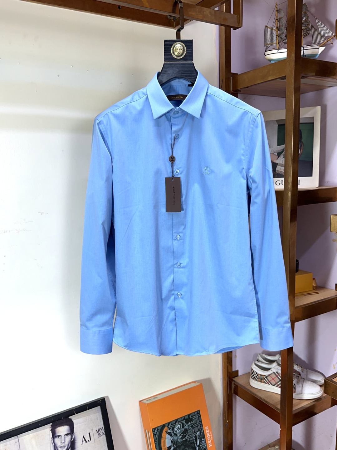 NO:443135,LV Louis Vuitton official website synchronizes the original original logo for a long time. Top-grade business original single long-sleeved shirts are high-end customized and versatile styles. Anyone can easily control the fabric. Fully customized craftsmanship. The latest logo design of the luxurious classic brand on the chest is very high-end. Those who understand goods must enter!  The style and tailoring are slim styles, which are very exquisite, showing aura and highlighting the exquisiteness of business men. This is the unique feature, just right slim fit, and the upper body effect is very good!  Size M-3XL, louis vuitton,louis vuitton,shirts,alexander wang19860909LV 路易威登 官网同步原版原标长期有货 顶级商务原单长袖衬衫高级定制百搭款式 任何人都可以轻松驾驭 面料全订制工艺 胸前奢华经典品牌最新logo设计,非常显档次懂货的必须入！版型剪裁属于修身款 非常精致,显气场,又会凸显商务男士的精致,这就是独到之处,恰到好处的修身,上身效果非常赞！尺码M-3XL,,louis vuitton,louis vuitton,shirts,alexander wang,Men's clothing