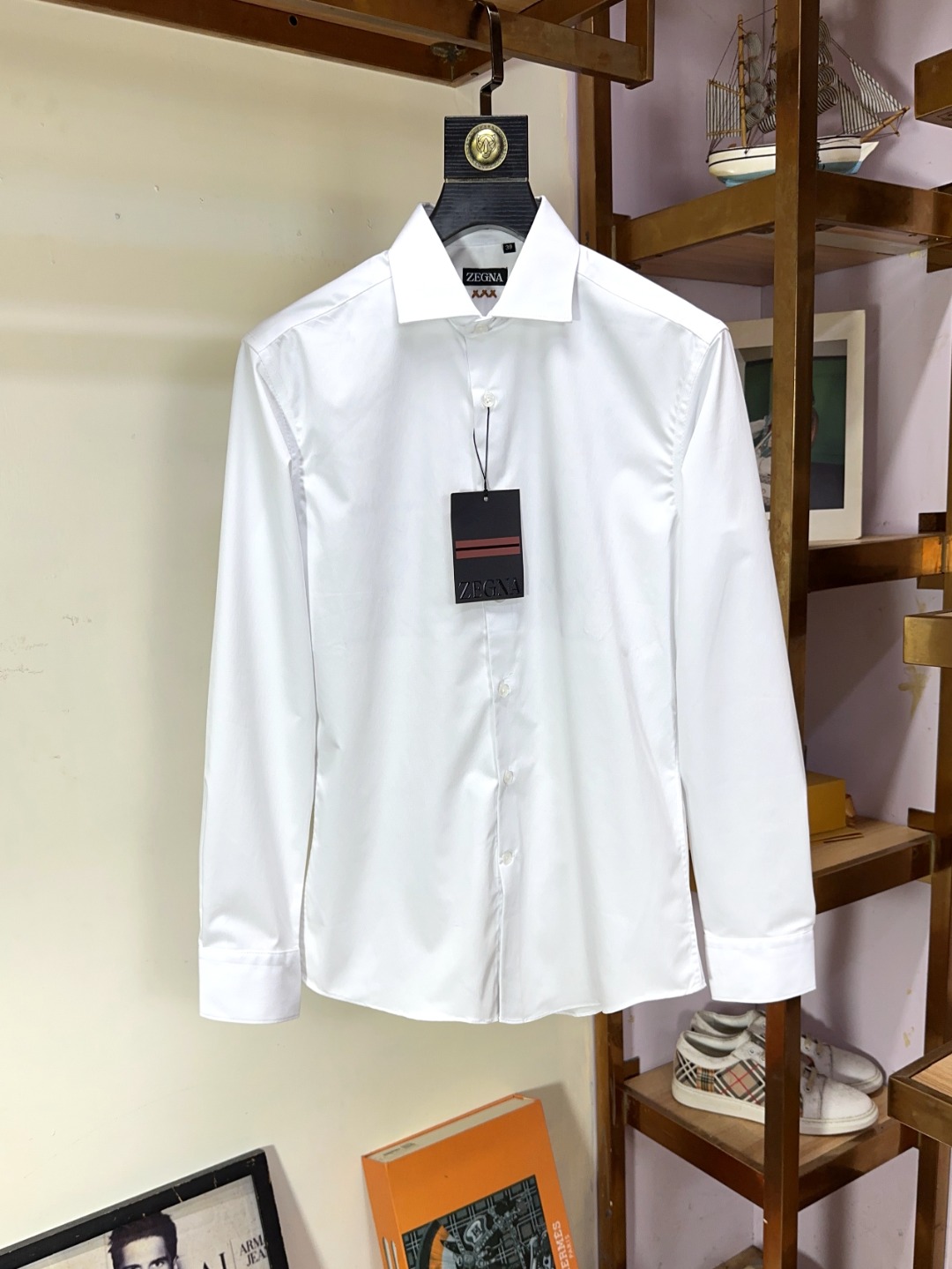 NO:443145,Zegna official website synchronizes the original original logo for a long time. Top-grade business original single long-sleeved shirts are high-end customized and versatile styles. Anyone can easily control the fabric. Fully customized craftsmanship. The latest logo design of the luxurious classic brand on the chest is very high-end. Those who understand goods must enter!  The style and tailoring are slim styles, which are very exquisite, showing aura and highlighting the exquisiteness of business men. This is the unique feature, the right slim fit, and the upper body effect is very good!  Size M-3XL, zegna,shirts,alexander wang19860909Zegna 杰尼亚 官网同步原版原标长期有货 顶级商务原单长袖衬衫高级定制百搭款式 任何人都可以轻松驾驭 面料全订制工艺 胸前奢华经典品牌最新logo设计,非常显档次懂货的必须入！版型剪裁属于修身款 非常精致,显气场,又会凸显商务男士的精致,这就是独到之处,恰到好处的修身,上身效果非常赞！尺码M-3XL,,zegna,shirts,alexander wang,Men's clothing