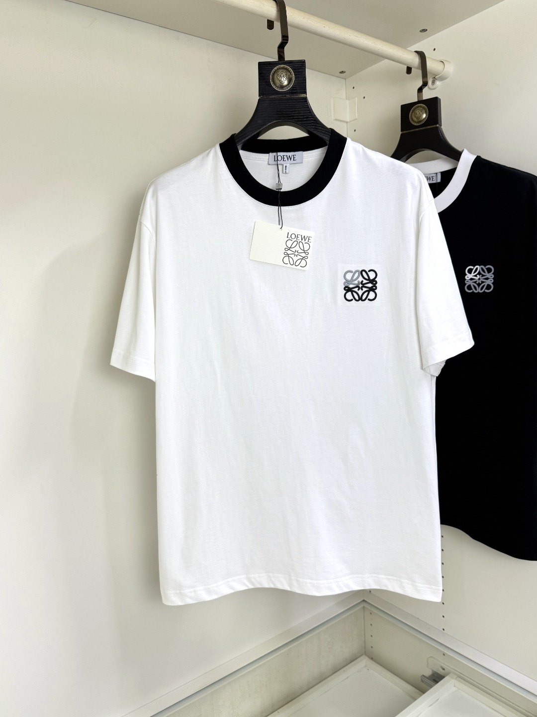 NO:443179,Loewe, Fat Brother Gospel Maximum XL can wear 200 kilograms high-end version, top round neck, casual short-sleeved high-end custom versatile style, anyone can easily control it, full custom fabric craftsmanship, the latest logo design of the luxurious classic brand on the chest, very high-end, those who understand goods must enter!  The style and tailoring are slim styles, which are very exquisite, showing aura and highlighting the exquisiteness of business men. This is the unique feature, the right slim fit, and the upper body effect is very good!  Size XS-XL (counter code is equivalent to M-3XL), loewe,loewe,T-shirt,alexander wang19860909Loewe 罗意威 胖哥福音最大XL可穿200斤高版本 顶级圆领休闲短袖高级定制百搭款式 任何人都可以轻松驾驭 面料全订制工艺 胸前奢华经典品牌最新logo设计,非常显档次懂货的必须入！版型剪裁属于修身款 非常精致,显气场,又会凸显商务男士的精致,这就是独到之处,恰到好处的修身,上身效果非常赞！尺码XS-XL（专柜码等同M-3XL）,,loewe,loewe,T-shirt,alexander wang,Men's clothing