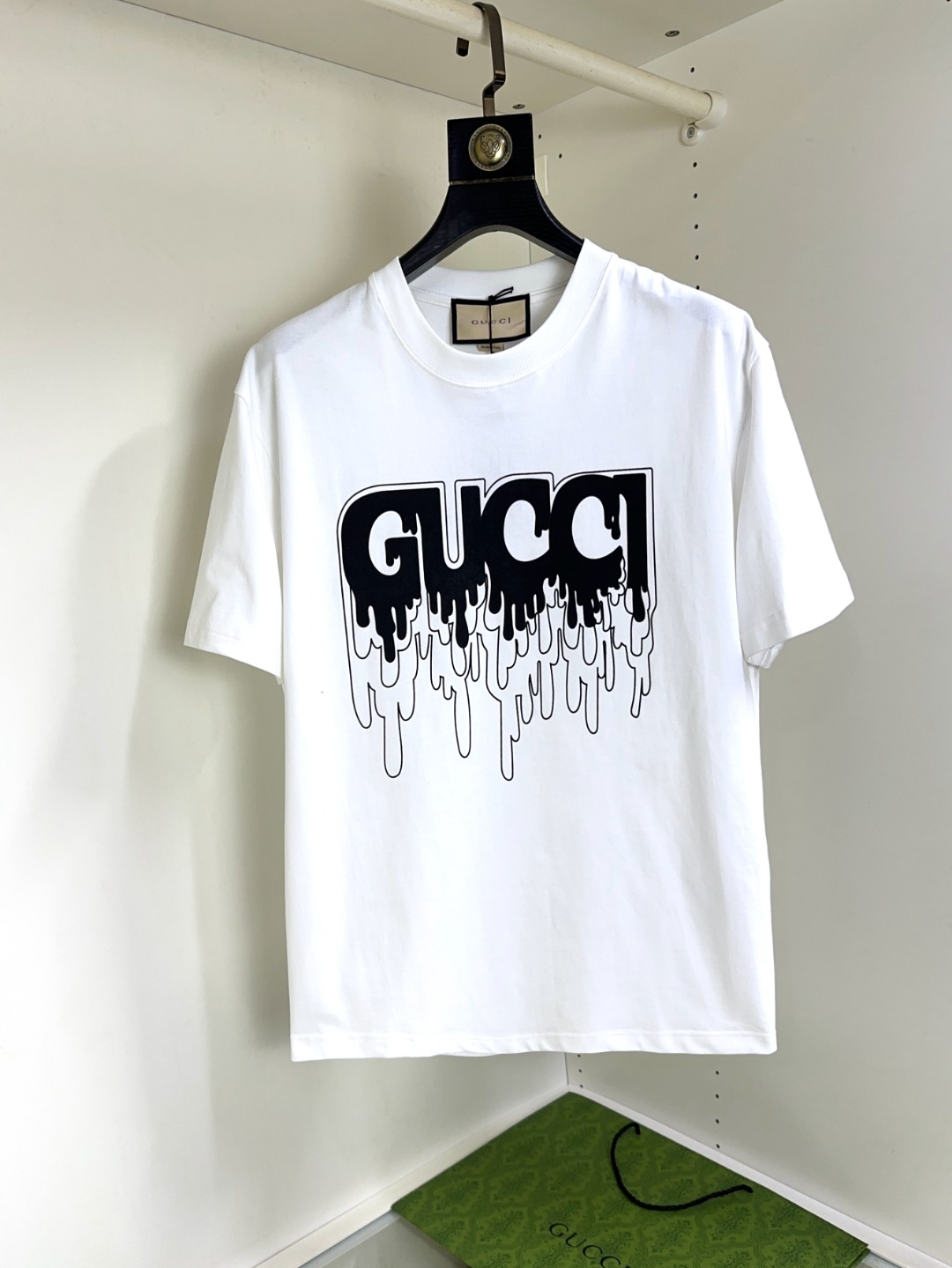 NO:443166,Gucci Gucci Fat Brother Gospel Maximum XL can wear 200 kilograms high-end version, top round neck casual short sleeve high-end custom versatile style, anyone can easily control it, full custom fabric craftsmanship, the latest logo design of the luxurious classic brand on the chest, very high-end, those who understand goods must enter!  The style and tailoring are slim styles, which are very exquisite, showing aura and highlighting the exquisiteness of business men. This is the unique feature, the right slim fit, and the upper body effect is very good!  Size XS-XL (counter code is equivalent to M-3XL), gucci, T-shirt, alexander wang19860909Gucci 古奇 胖哥福音最大XL可穿200斤高版本 顶级圆领休闲短袖高级定制百搭款式 任何人都可以轻松驾驭 面料全订制工艺 胸前奢华经典品牌最新logo设计,非常显档次懂货的必须入！版型剪裁属于修身款 非常精致,显气场,又会凸显商务男士的精致,这就是独到之处,恰到好处的修身,上身效果非常赞！尺码XS-XL（专柜码等同M-3XL）,,gucci,T-shirt,alexander wang,Men's clothing