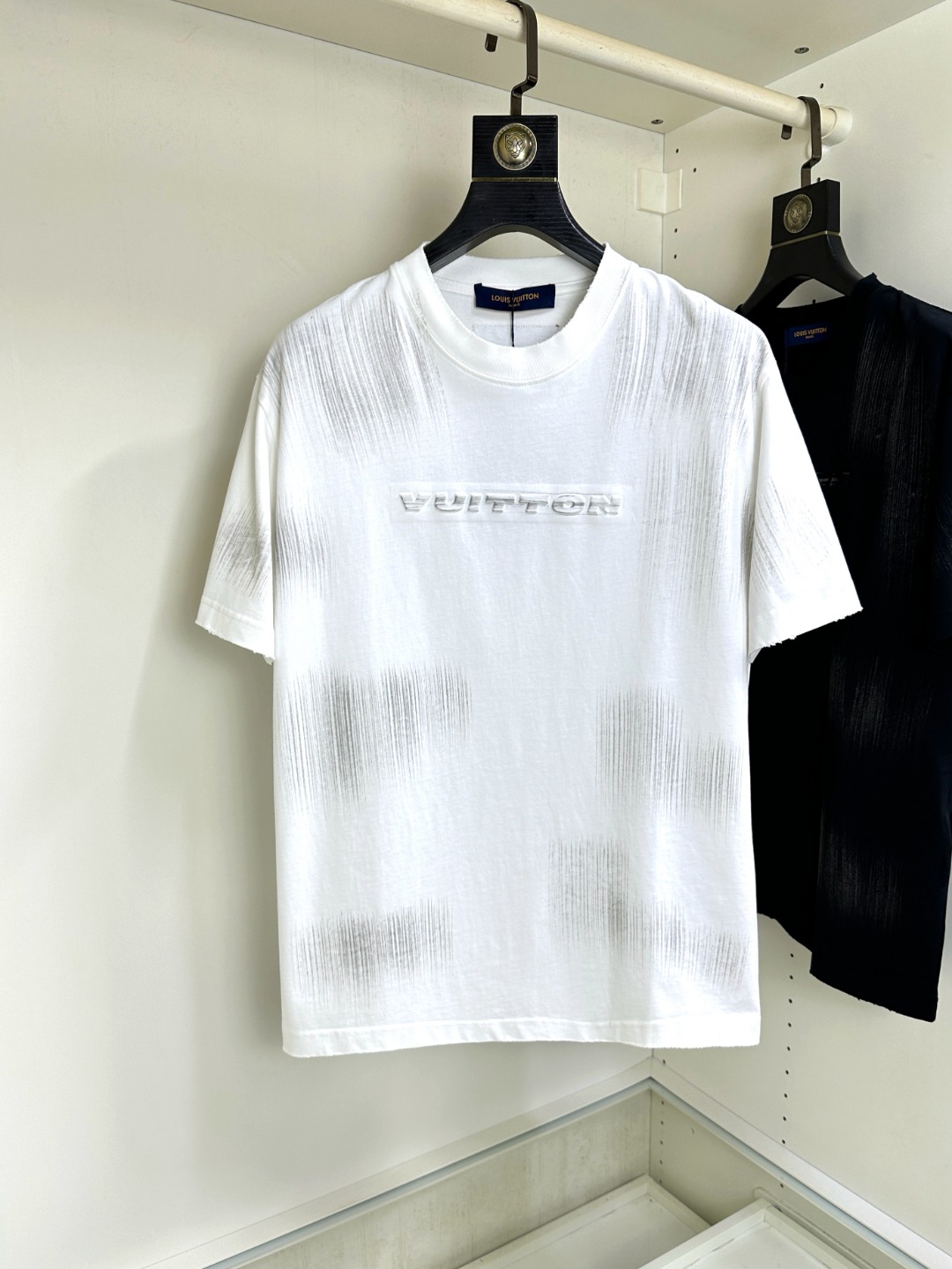 NO:443160,LV Louis Vuitton Fat Brother Gospel Max XL can wear 200 kilograms high-end version, top round neck casual short sleeve high-end custom versatile style, anyone can easily control it, full custom fabric craftsmanship, the latest logo design of the luxurious classic brand on the chest, very high-end, those who understand goods must enter!  The style and tailoring are slim styles, which are very exquisite, showing aura and highlighting the exquisiteness of business men. This is the unique feature, the right slim fit, and the upper body effect is very good!  Size XS-XL (counter code is equivalent to M-3XL), louis vuitton,louis vuitton,t-shirt,alexander wang19860909LV 路易威登 胖哥福音最大XL可穿200斤高版本 顶级圆领休闲短袖高级定制百搭款式 任何人都可以轻松驾驭 面料全订制工艺 胸前奢华经典品牌最新logo设计,非常显档次懂货的必须入！版型剪裁属于修身款 非常精致,显气场,又会凸显商务男士的精致,这就是独到之处,恰到好处的修身,上身效果非常赞！尺码XS-XL（专柜码等同M-3XL）,,louis vuitton,louis vuitton,T-shirt,alexander wang,Men's clothing