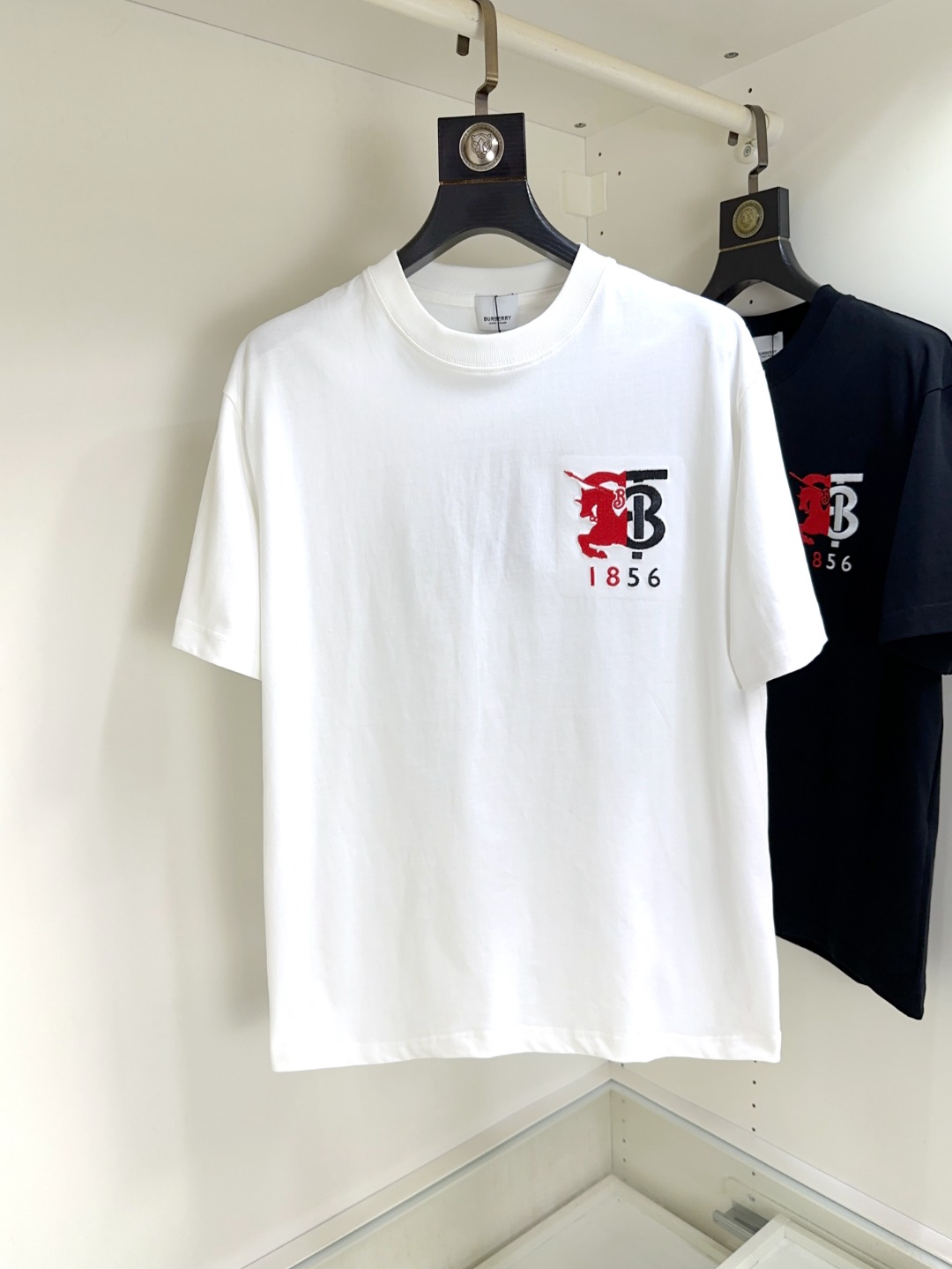 NO:443173,Burberry Burberry Fat Brother Gospel Maximum XL can wear 200 kilograms high-end version, top round neck casual short-sleeved high-end custom versatile style, anyone can easily control it, full custom fabric craftsmanship, the latest logo design of the luxurious classic brand on the chest, very high-end, those who understand goods must enter!  The style and tailoring are slim styles, which are very exquisite, showing aura and highlighting the exquisiteness of business men. This is the unique feature, just right slim fit, and the upper body effect is very good!  Size XS-XL (counter code is equivalent to M-3XL), burberry, burberry, T-shirt, alexander wang19860909Burberry 巴宝莉 胖哥福音最大XL可穿200斤高版本 顶级圆领休闲短袖高级定制百搭款式 任何人都可以轻松驾驭 面料全订制工艺 胸前奢华经典品牌最新logo设计,非常显档次懂货的必须入！版型剪裁属于修身款 非常精致,显气场,又会凸显商务男士的精致,这就是独到之处,恰到好处的修身,上身效果非常赞！尺码XS-XL（专柜码等同M-3XL）,,burberry,burberry,T-shirt,alexander wang,Men's clothing