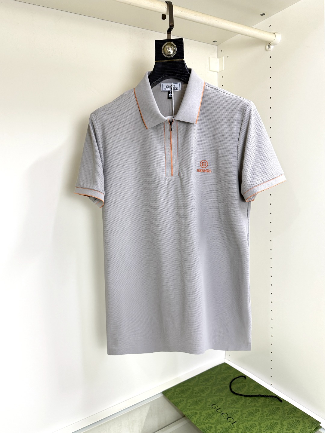 NO:443220,Hermes summer new versatile and fashionable Polo lapel business short sleeves Xinjiang long latte cotton fabric soft and comfortable and breathable. Brand element design concept reflects high quality. It feels delicate and soft!  It is casually cut, with a great upper body style!  Code number M-3XL, hermes, hermes, T-shirt, alexander wang19860909Hermes 爱马仕 夏款新款百搭时尚Polo翻领商务短袖 新疆长绒棉 面料柔软舒适透气 品牌元素设计理念,体现高品质.手感细腻柔软！呈现休闲裁剪,上身版型超赞！ 码数M-3XL,,hermes,hermes,T-shirt,alexander wang,Men's clothing